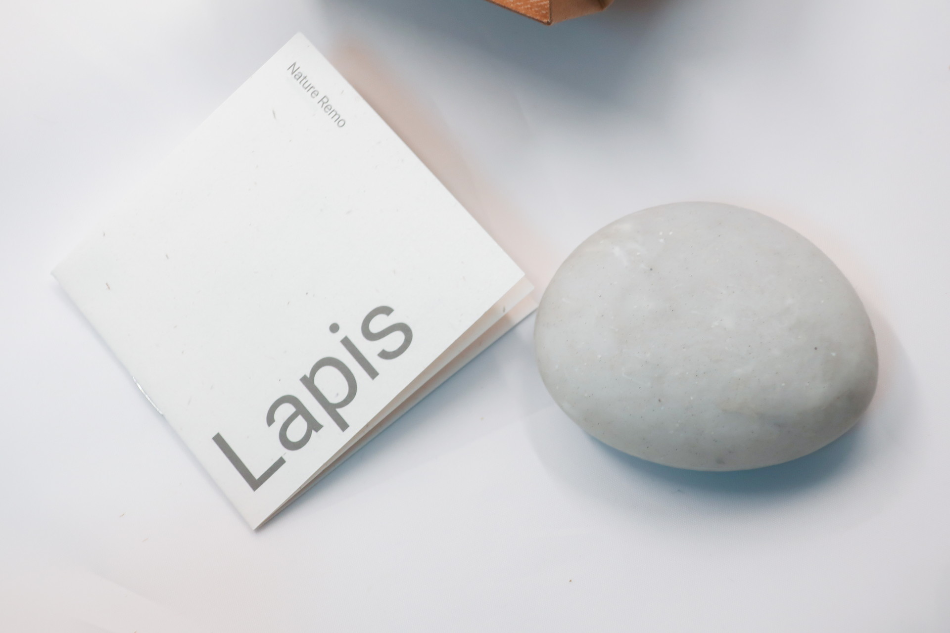 外装は5種類の異なる素材をミックスしている。自然の石のように1個1個表情が異なる。プラスチック素材の廃棄も68.8％減らしたという。