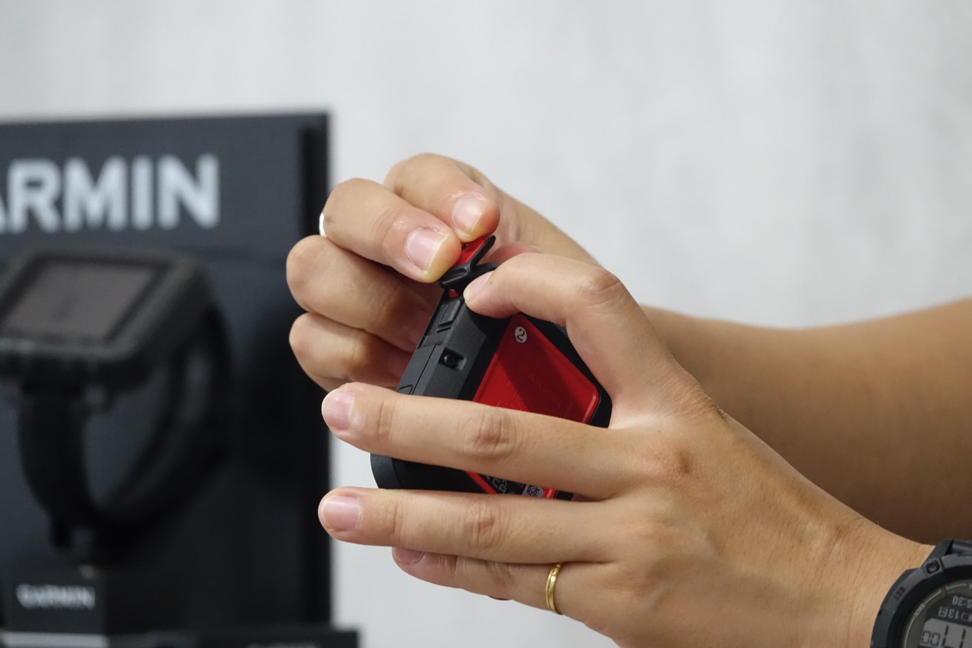 SOSボタンはカバーをはずすと出現する