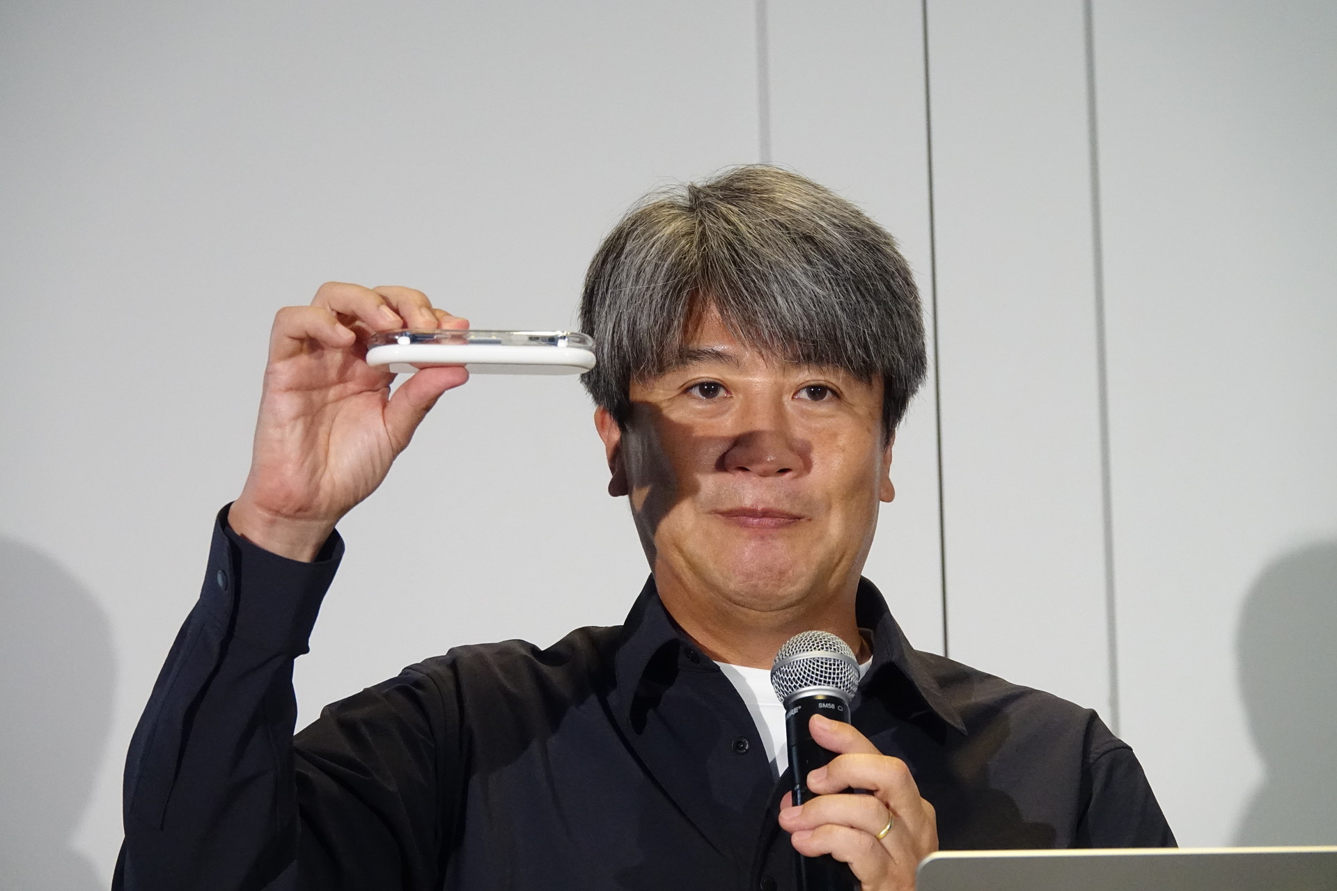 左＝ear (open)を手にするNothing Japan 黒住氏。右＝IIJ 亀井氏