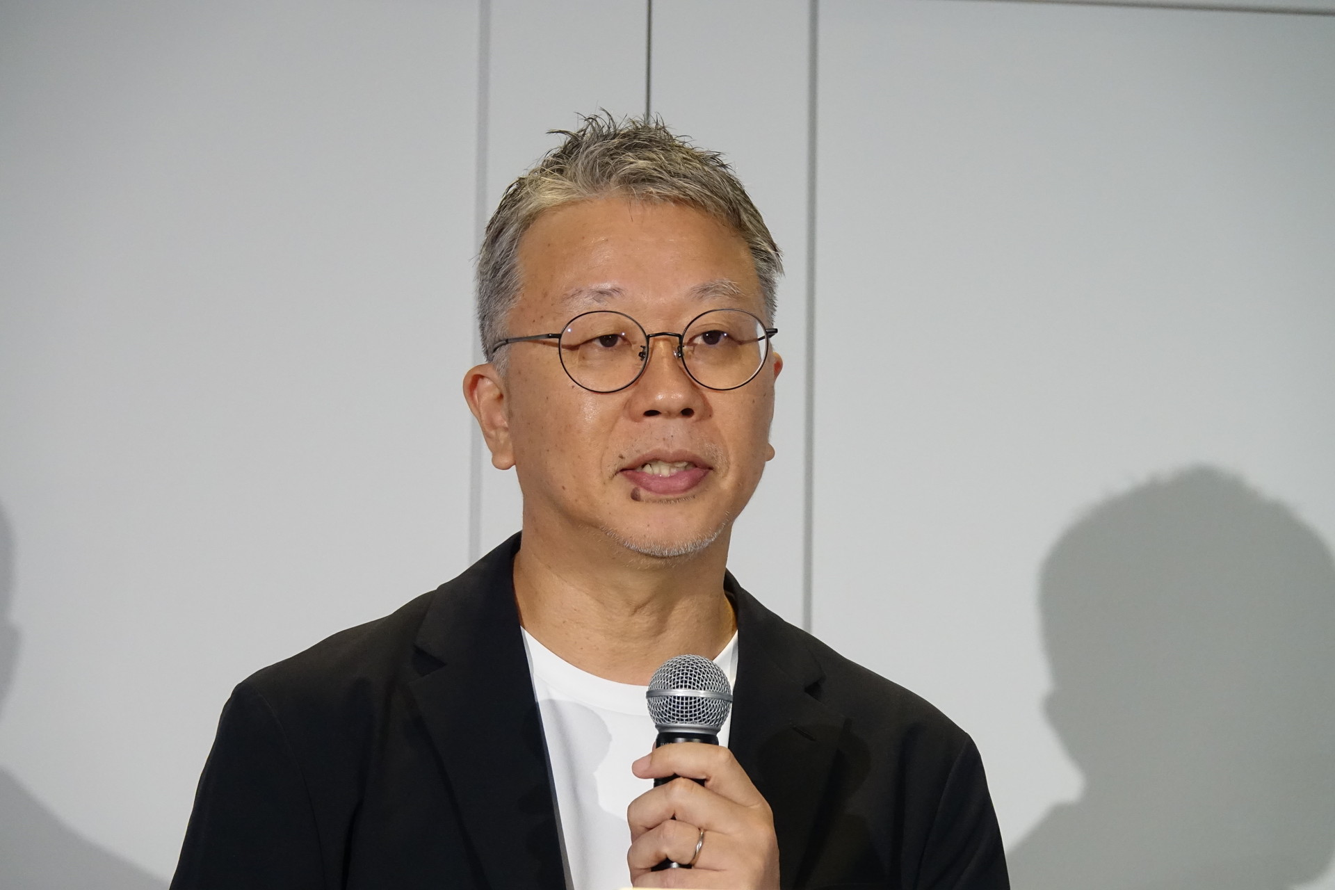 左＝ear (open)を手にするNothing Japan 黒住氏。右＝IIJ 亀井氏