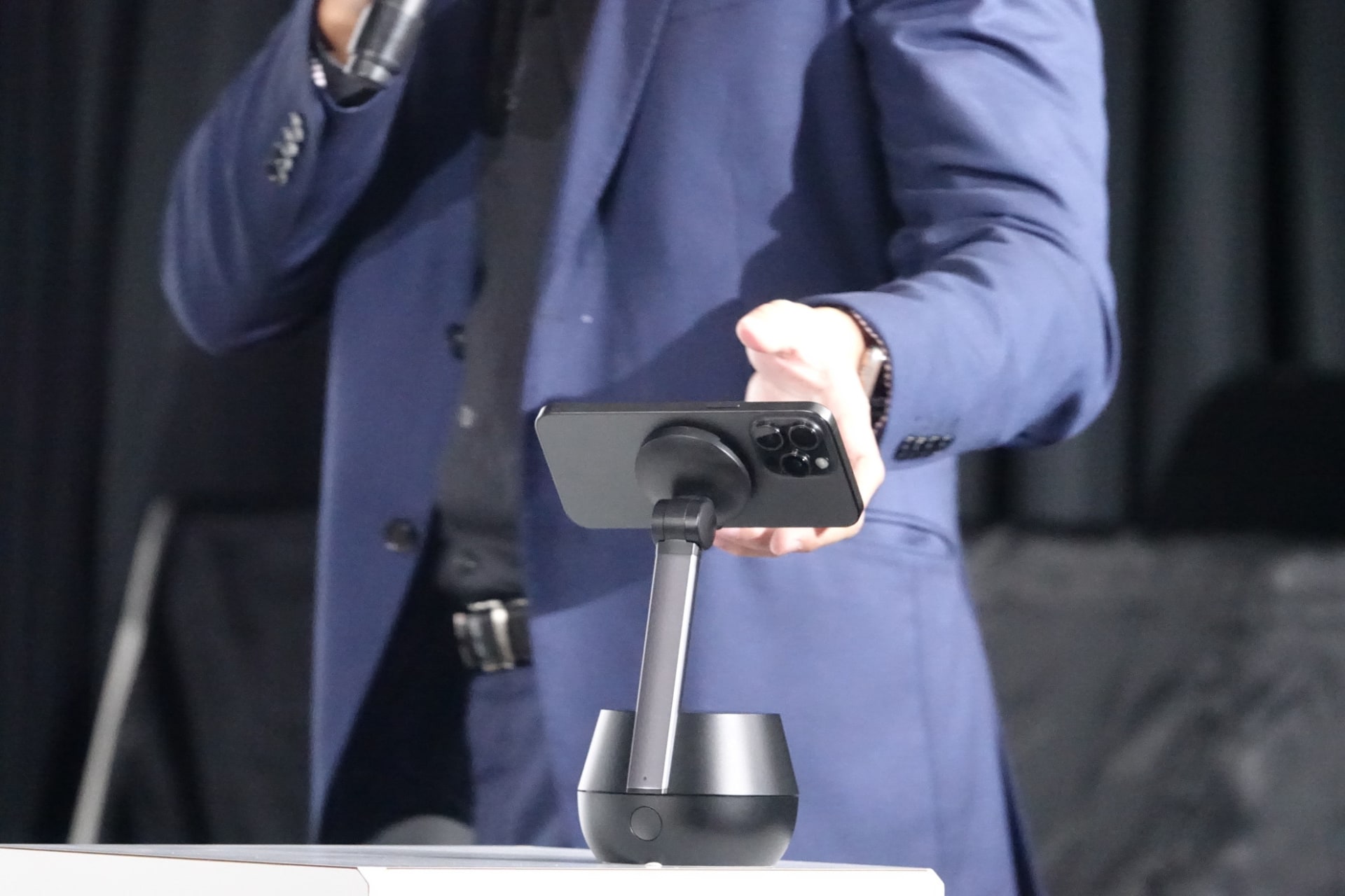 ユーザーの場所に合わせて360度追跡する
