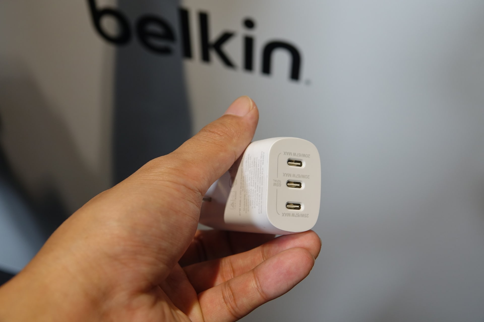 急速充電器のラインアップ、高出力小型化に力を入れており、小さいサイズとデザインで外出先でも使用しやすい製品に仕上げられている