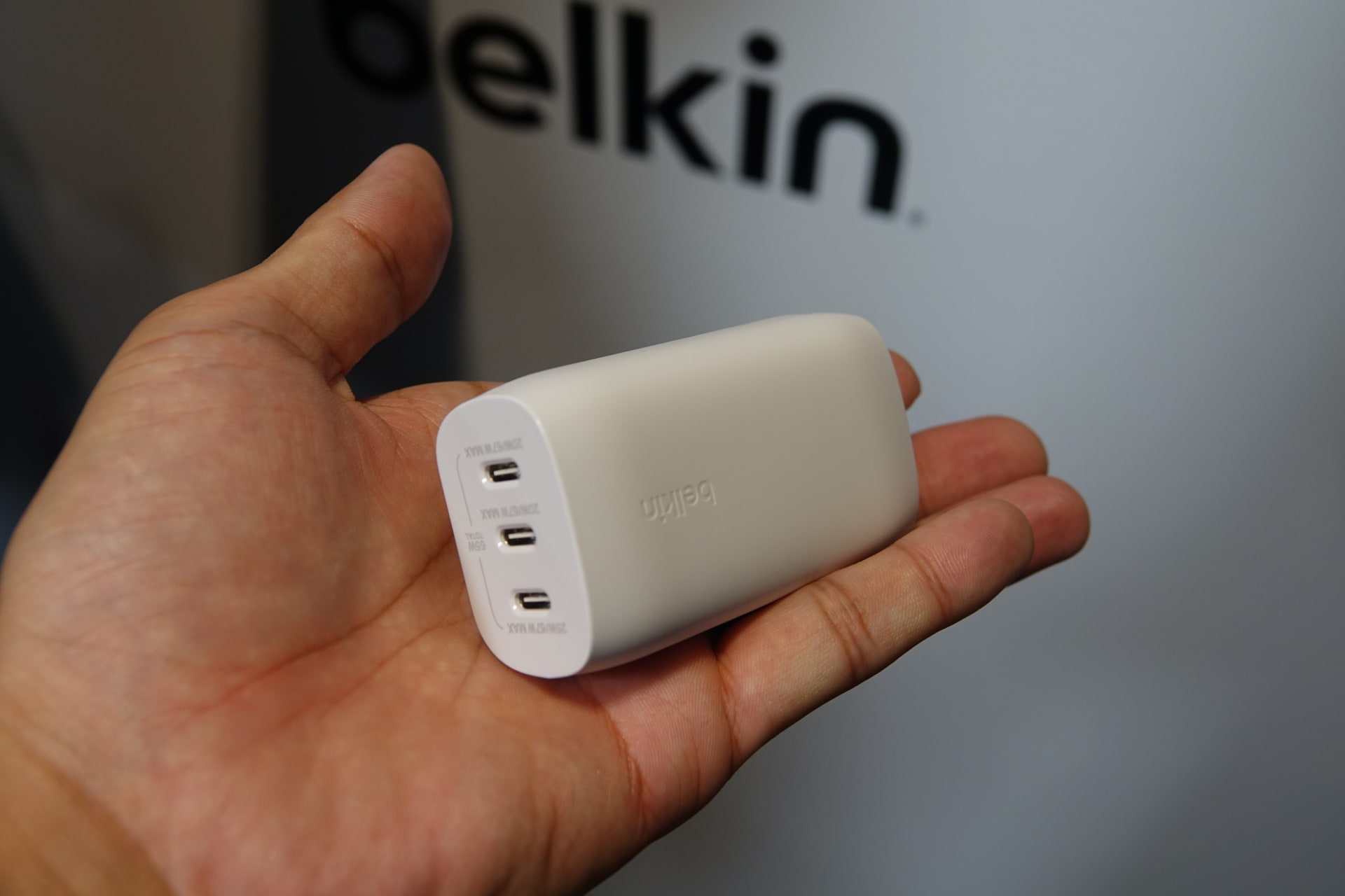 急速充電器のラインアップ、高出力小型化に力を入れており、小さいサイズとデザインで外出先でも使用しやすい製品に仕上げられている