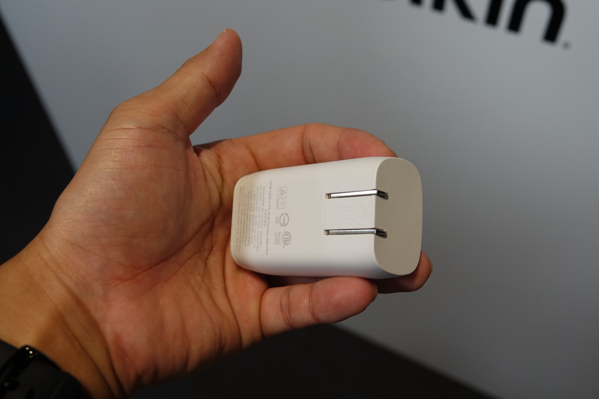 急速充電器のラインアップ、高出力小型化に力を入れており、小さいサイズとデザインで外出先でも使用しやすい製品に仕上げられている