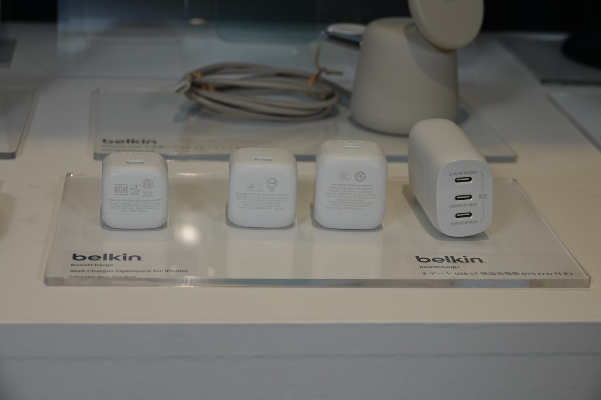 急速充電器のラインアップ、高出力小型化に力を入れており、小さいサイズとデザインで外出先でも使用しやすい製品に仕上げられている