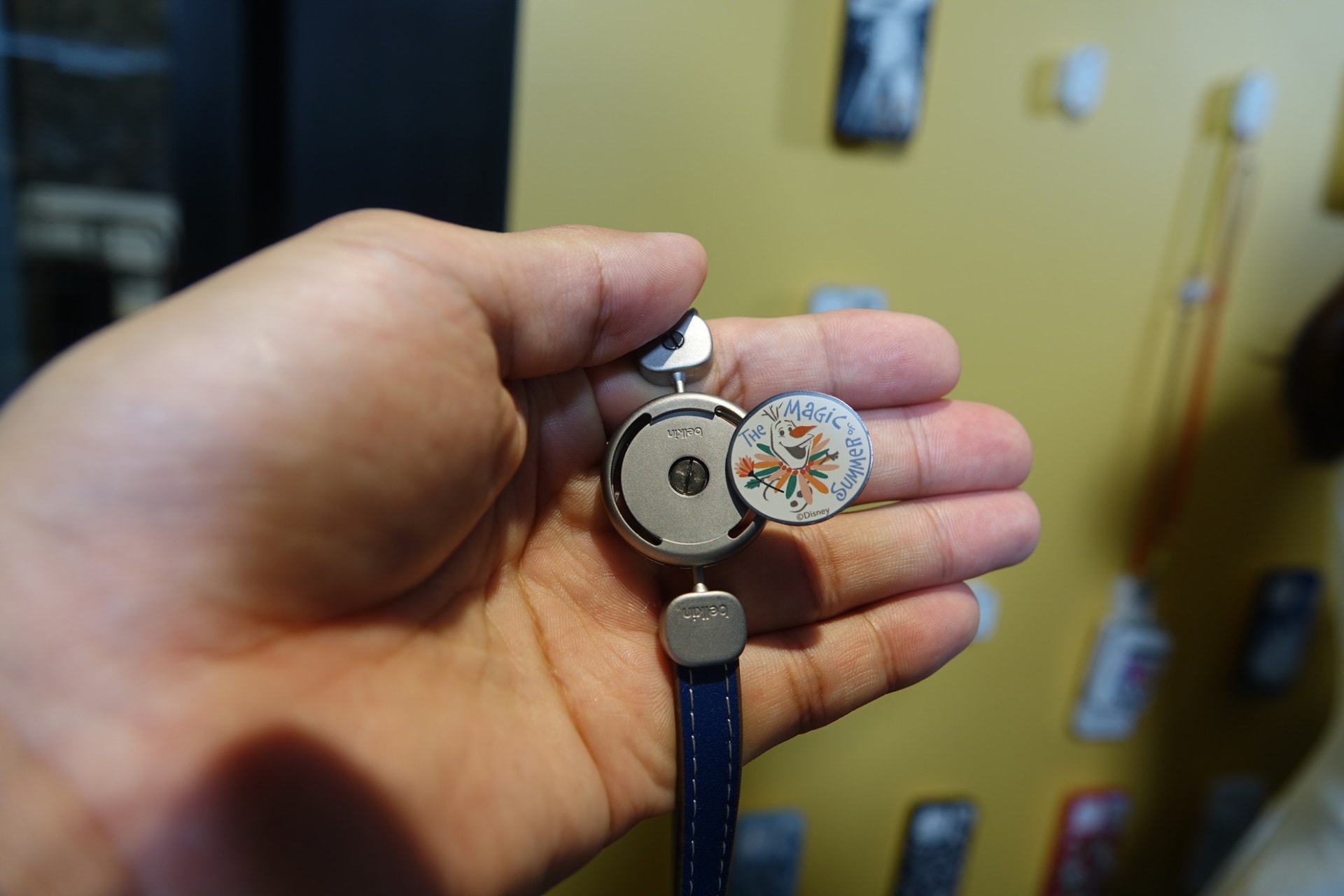 スマホショルダーストラップ。金具のプレートはマグネットによる脱着式。バックル部分は回転式で、背面を回転させることでロック解除され付け外しできる
