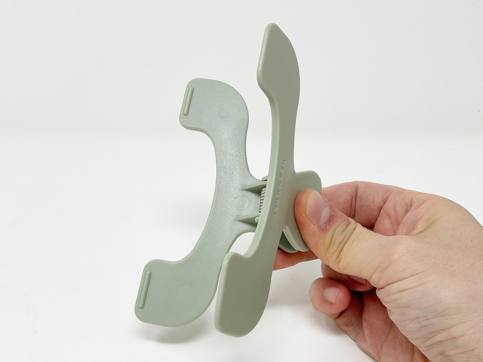 あまり力を入れなくてもガバッと開きます。髪留めクリップを参考にして開発されたのだとか。