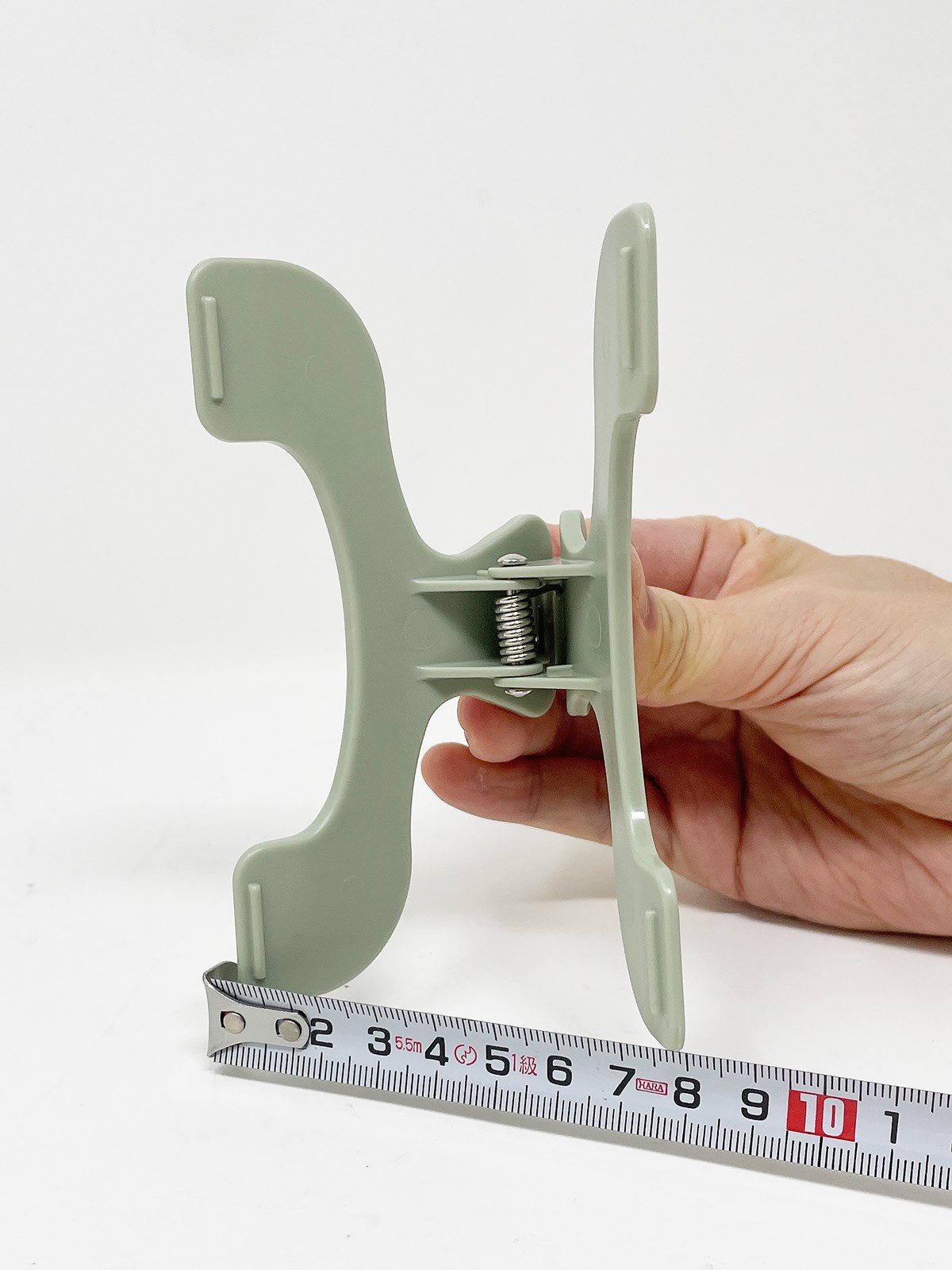 開いたときの幅は実測で約8cm。厚みのある参考書などでも挟み込めます。