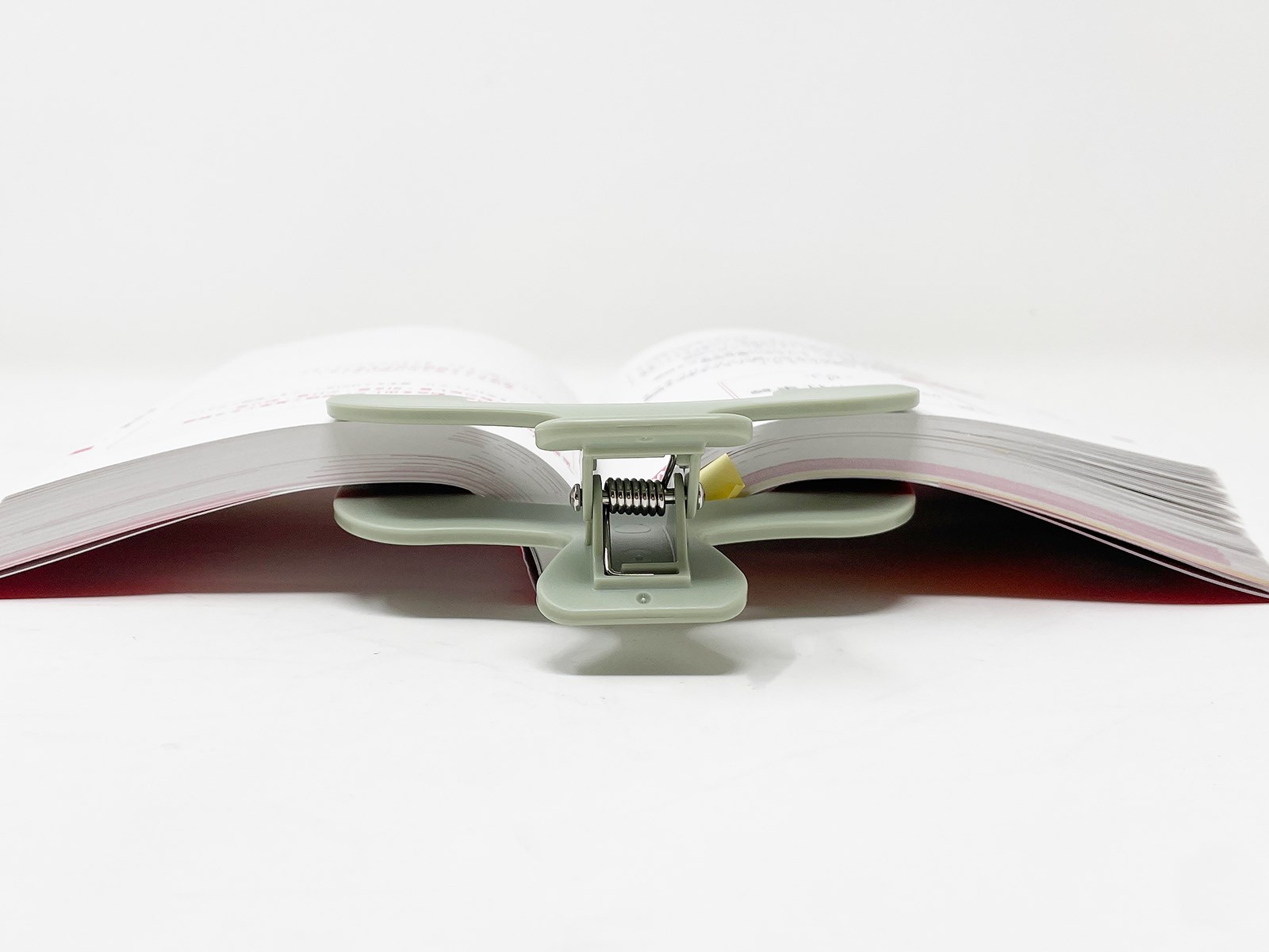 両端の合間に本の背表紙を挟み込むことで、本を開いたままキープできるようになっています。