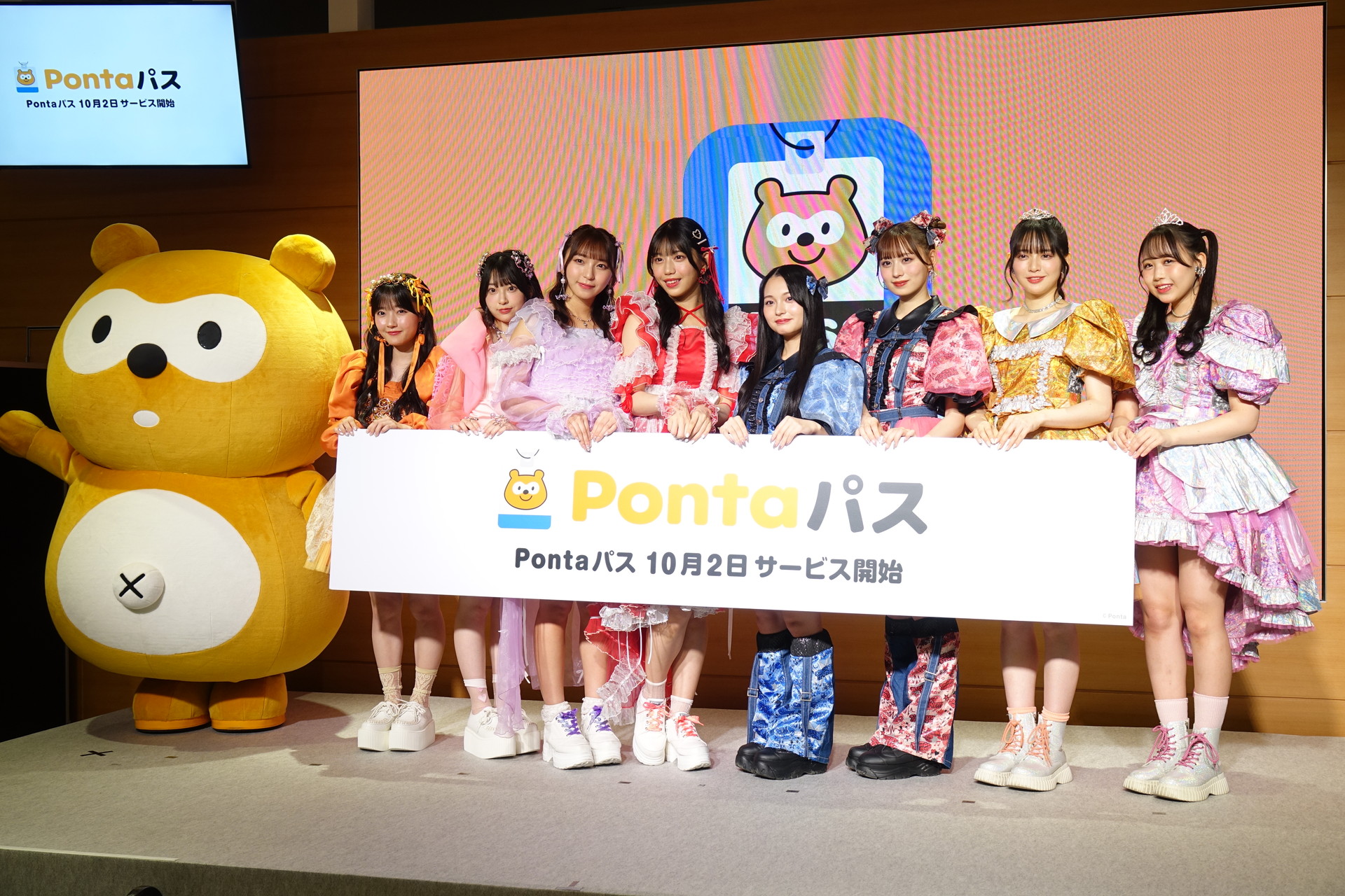 左端からポンタ、川本愛瑠/桜庭遥花（CUTIE STREET）、塩川莉世/白石まゆみ（SWEET STEADY）、桐原美月/立花琴未（CANDY TUNE）、鎮西寿々歌/松本かれん（FRUITS ZIPPER）