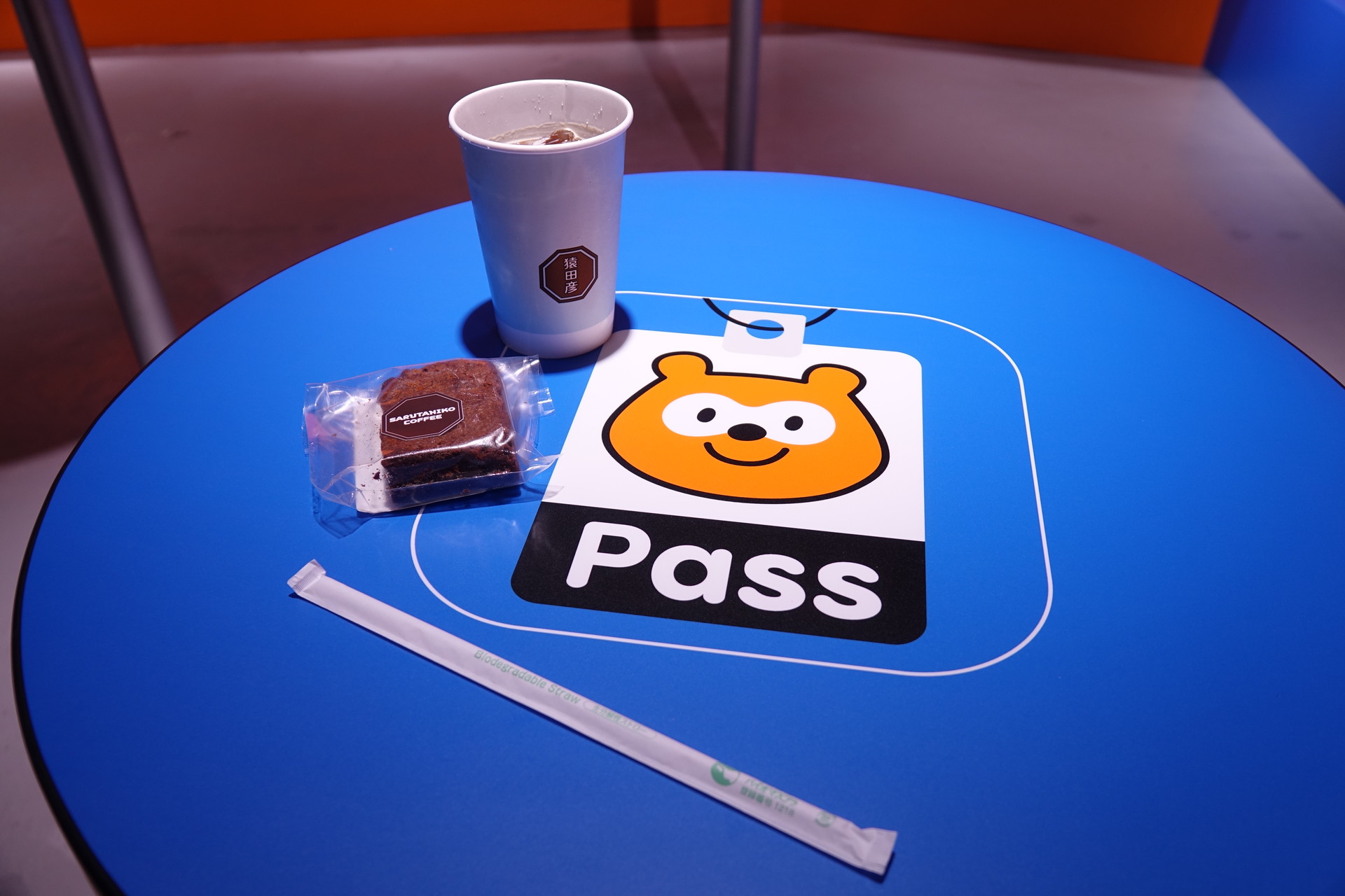 2F Ponta パスラウンジ。猿田彦珈琲とコラボ。Ponta パスユーザーにはコーヒーなどを提供。