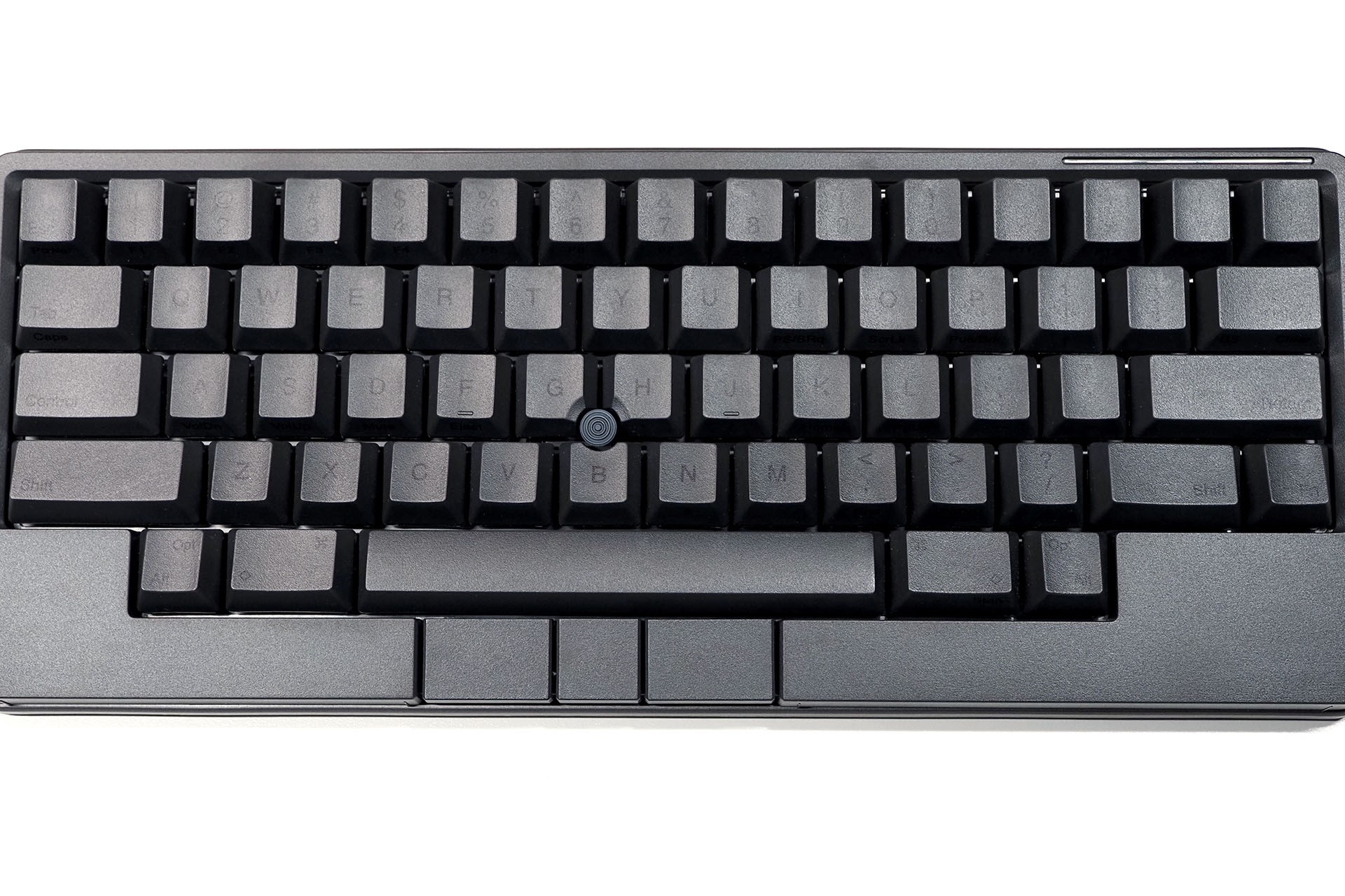 「HHKB Studio 墨」を上から見た様子。こーんな感じで光の加減によっては刻印が全然見えなかったりする。