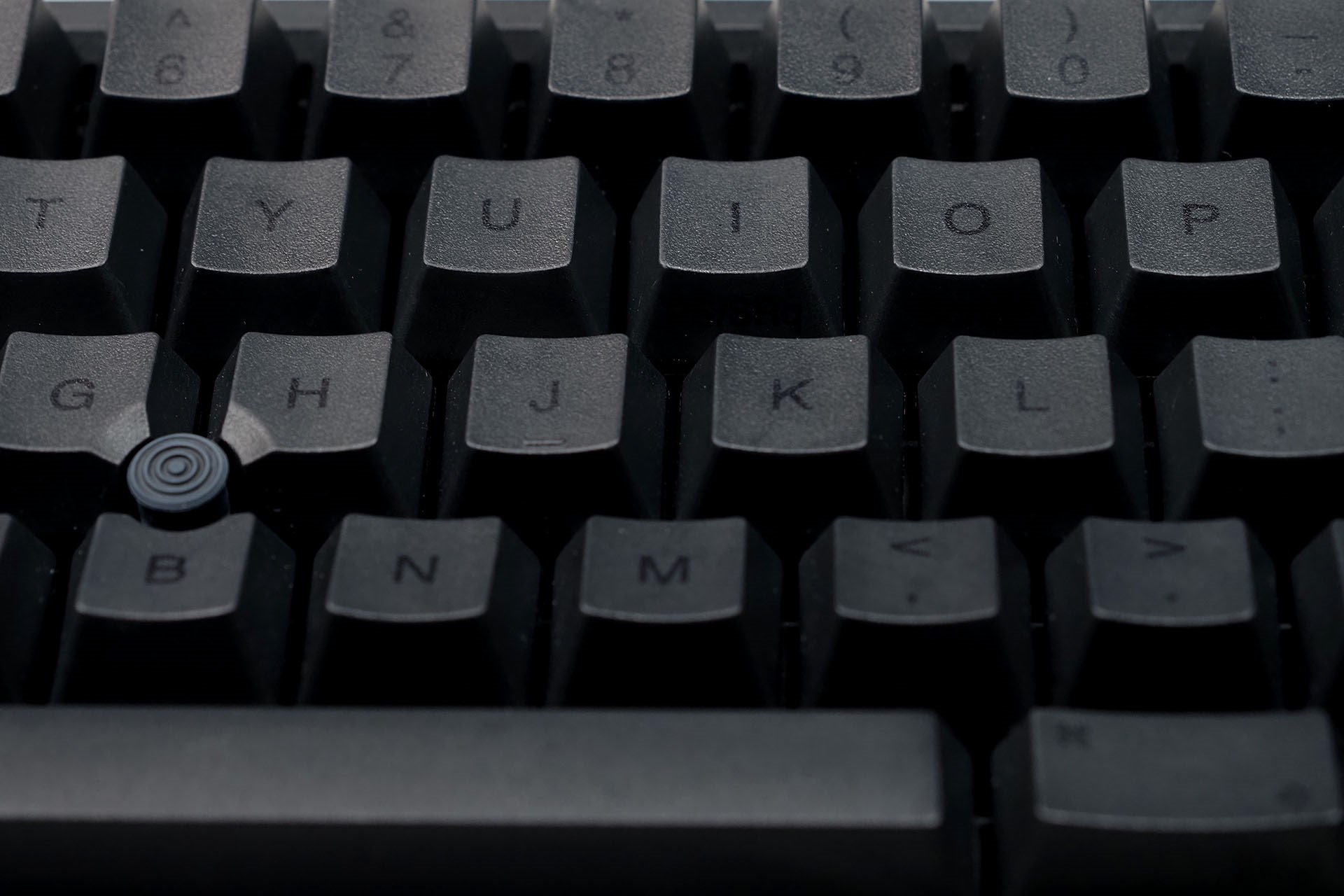 光の加減によっては見えやすい場合もある。ただ、キー側部手前にも刻印があり、やや暗いとそれら刻印が見えないことが多い。