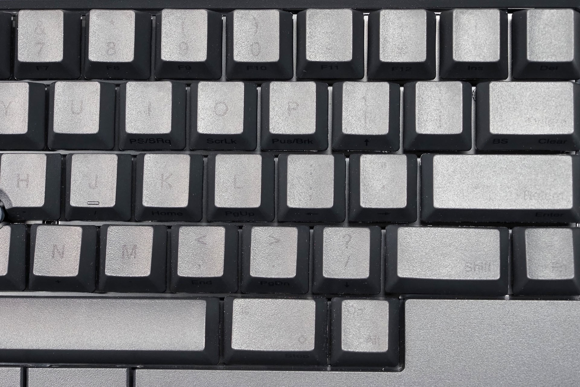 明るい場所なら……と思うかもしれないが、明るいとかえって低コントラストの刻印が見えないことが多い。