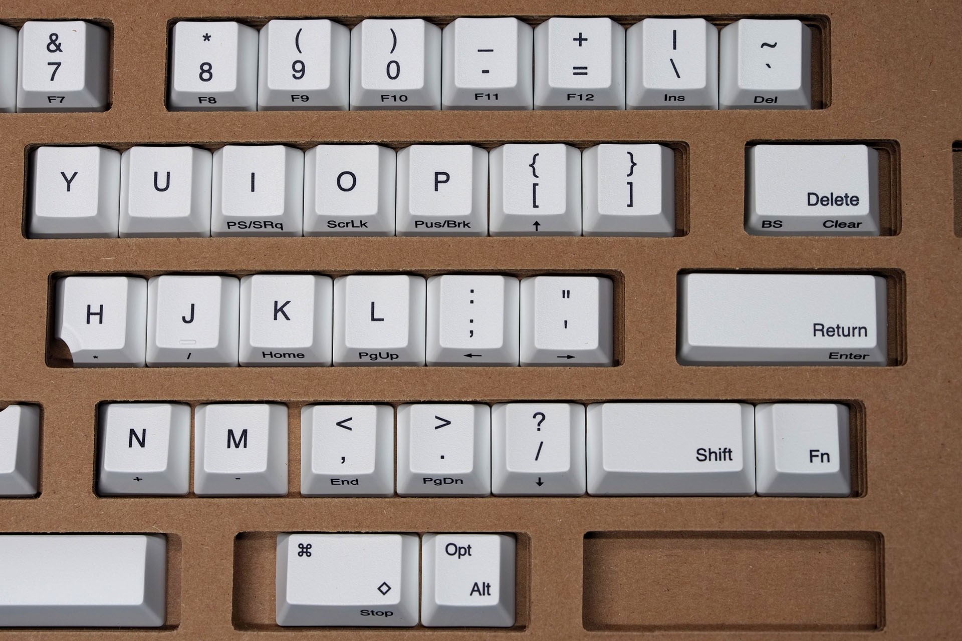 これは<a href="https://www.pfu.ricoh.com/direct/hhkb/hhkb-option/detail_pd-id100ktyb.html" class="strong bn" target="_blank">「キートップセット（雪）英語配列／黒印字」</a>。「HHKB Studio 雪」に付属するキートップ刻印よりもさらに黒くコントラストが高い刻印となっている。