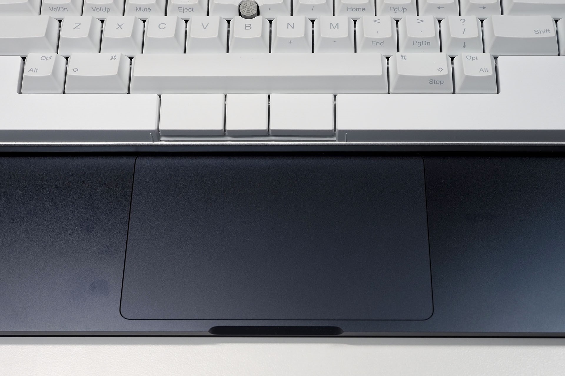 トラックパッド上部が若干隠れるが、ポインターは画面最上部まで移動できる。