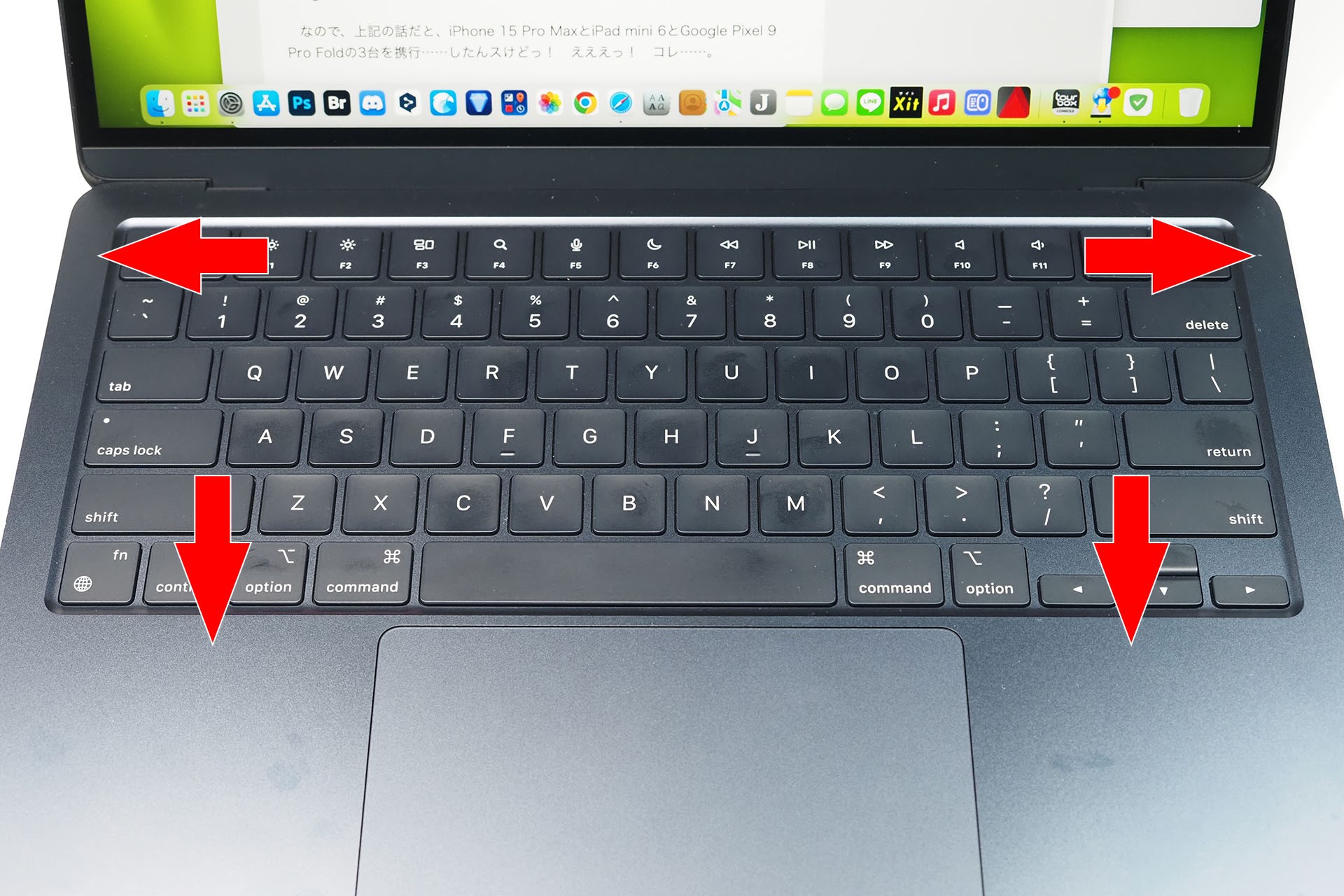 「HHKB Studio 雪」底部のゴム脚が、赤矢印のところに着地する。