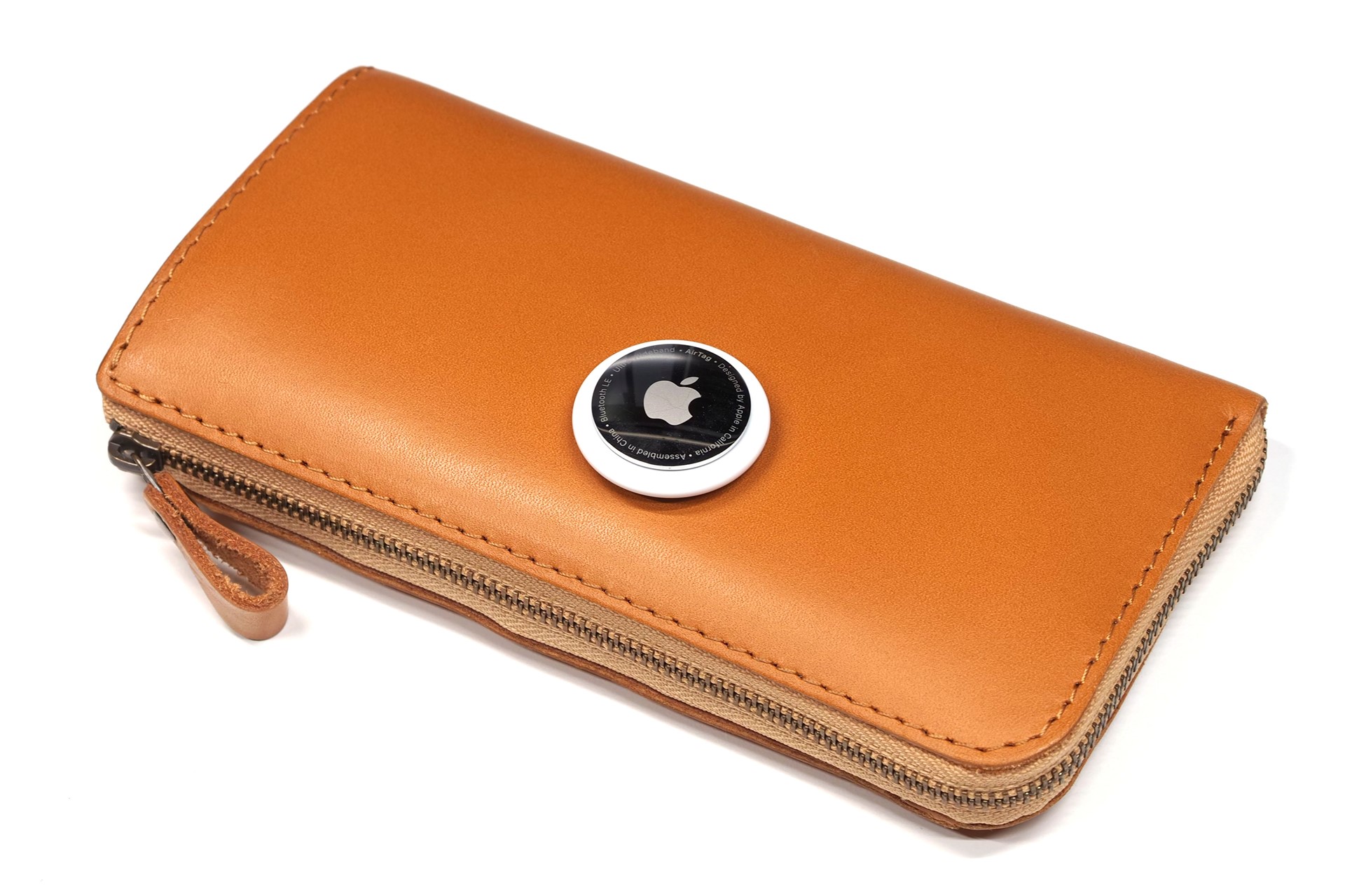 財布とトラッカーはサイズ的な相性もあり、個別に買うというコスト面の問題も生じがち。