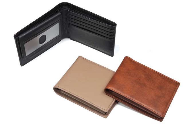 「ESR Geo スマート財布」はスタイリッシュな二つ折り財布だが、なんとトラッカーが内蔵されている！
