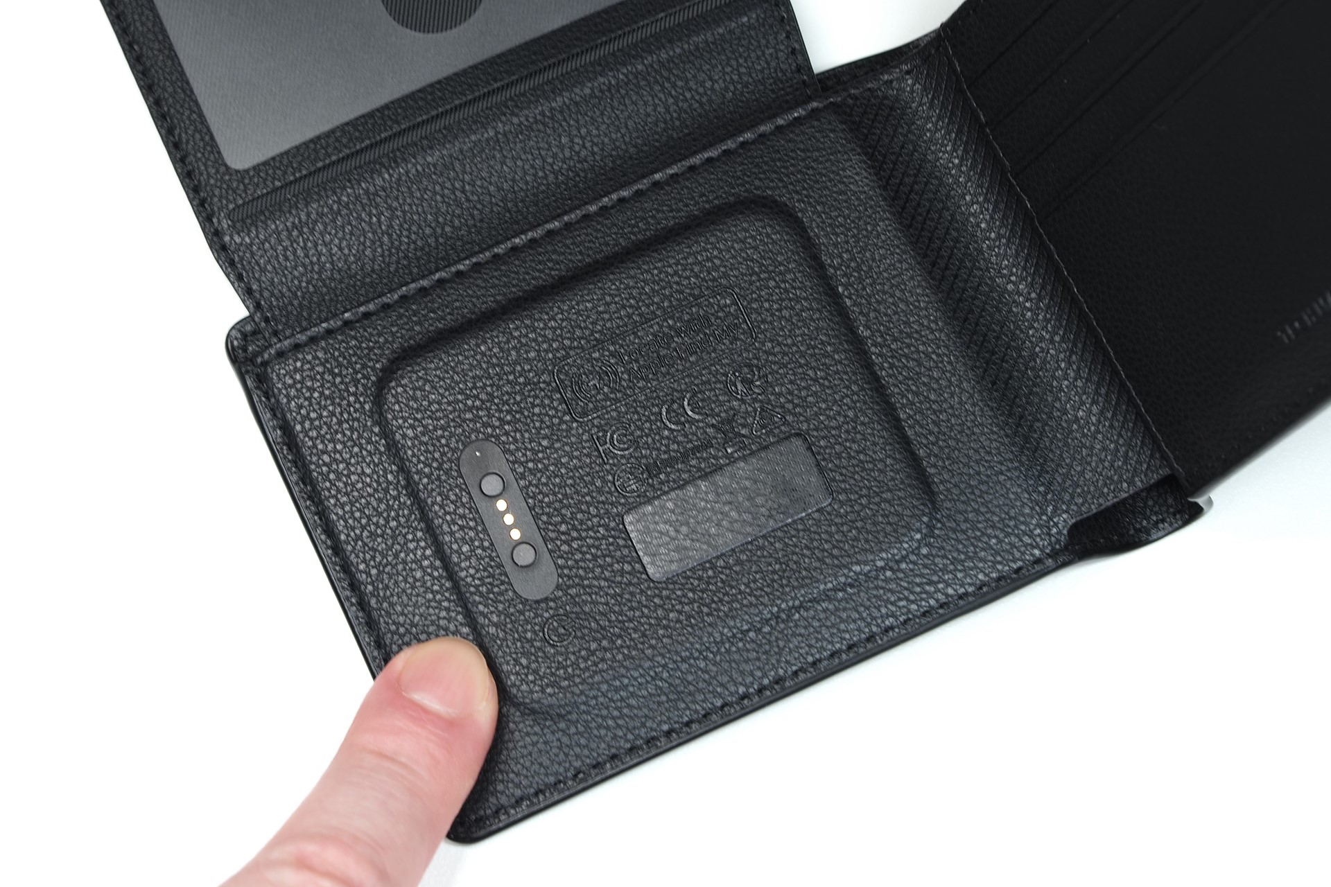 トラッカー・モジュールはここに内蔵されている。通常はIDカードポケットに覆われて目立たない。