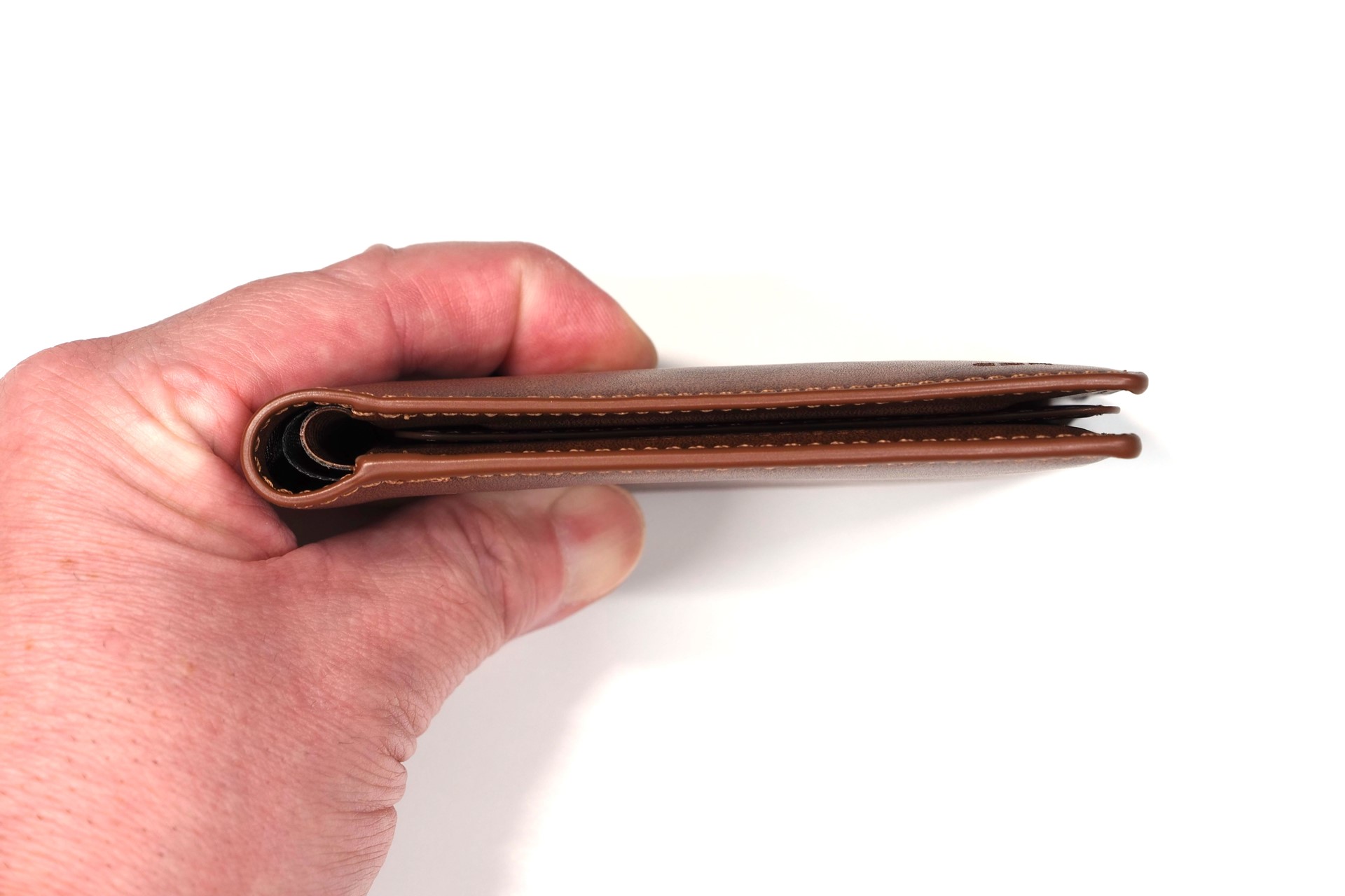 トラッカーを内蔵した財布なのに、単純に二つ折り財布として見てもかなり薄い部類だと感じられる。