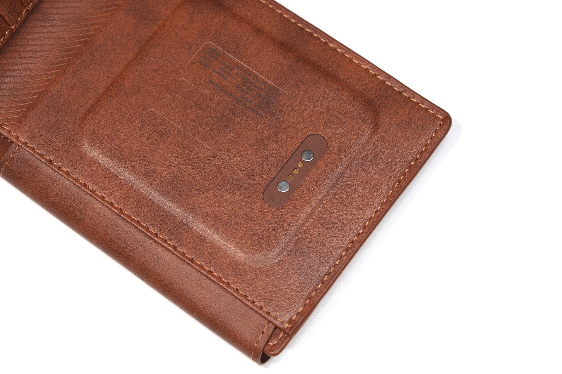 トラッカー・モジュール内蔵部に充電用端子がある。付属の充電用ケーブルとマグネット吸着する端子だ。