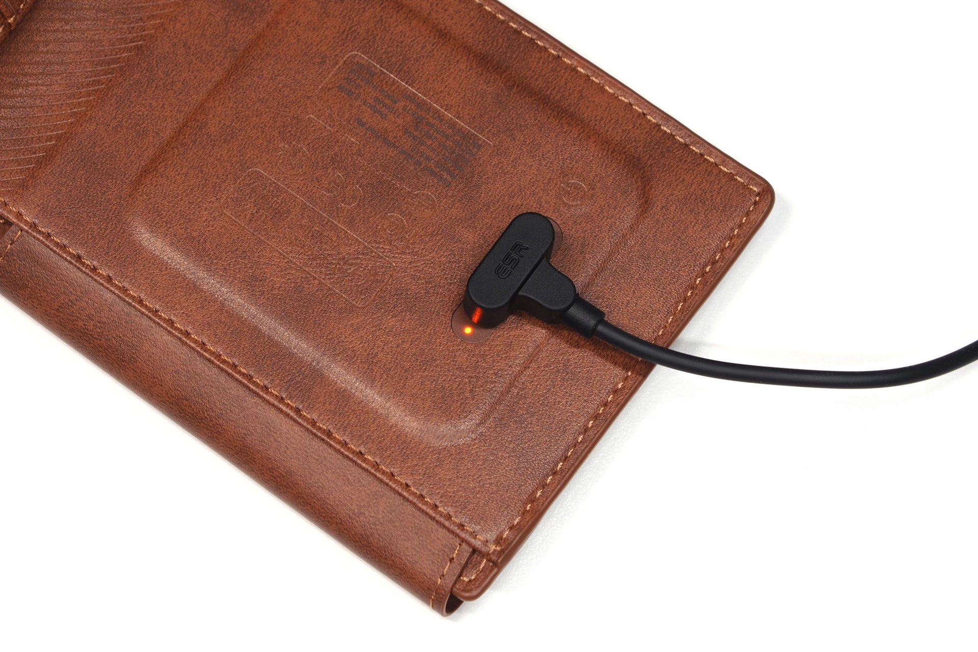 充電中の様子。LEDランプで充電状態がわかる。接点はこの逆にしてもマグネット吸着して充電できる。