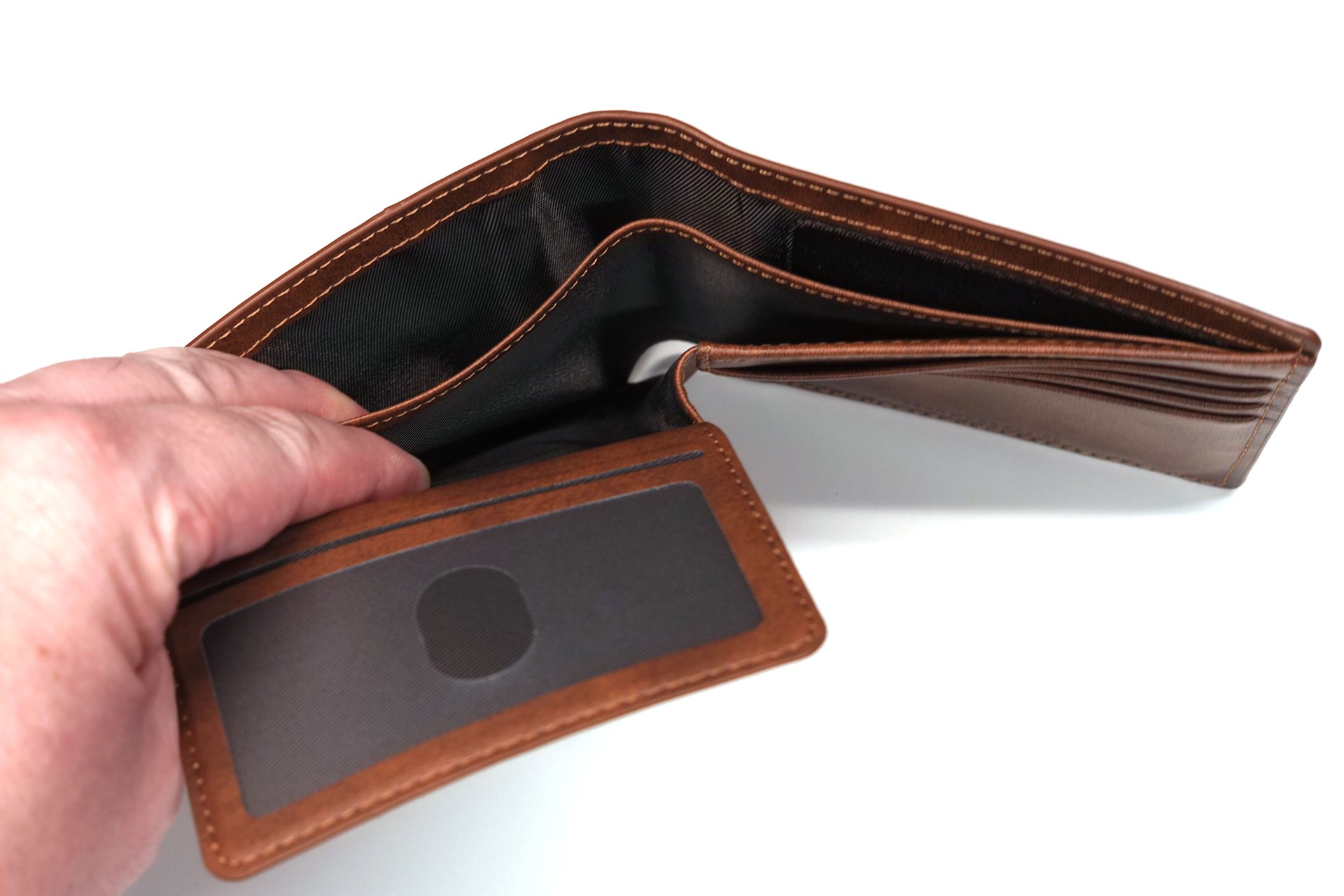 札入れ部分。中央に仕切があり、手前を札入れ、奥をレシート入れなどとして使い分けられる。札に対して左右幅の余裕が大きめに取られているので、札を出し入れしやすい。