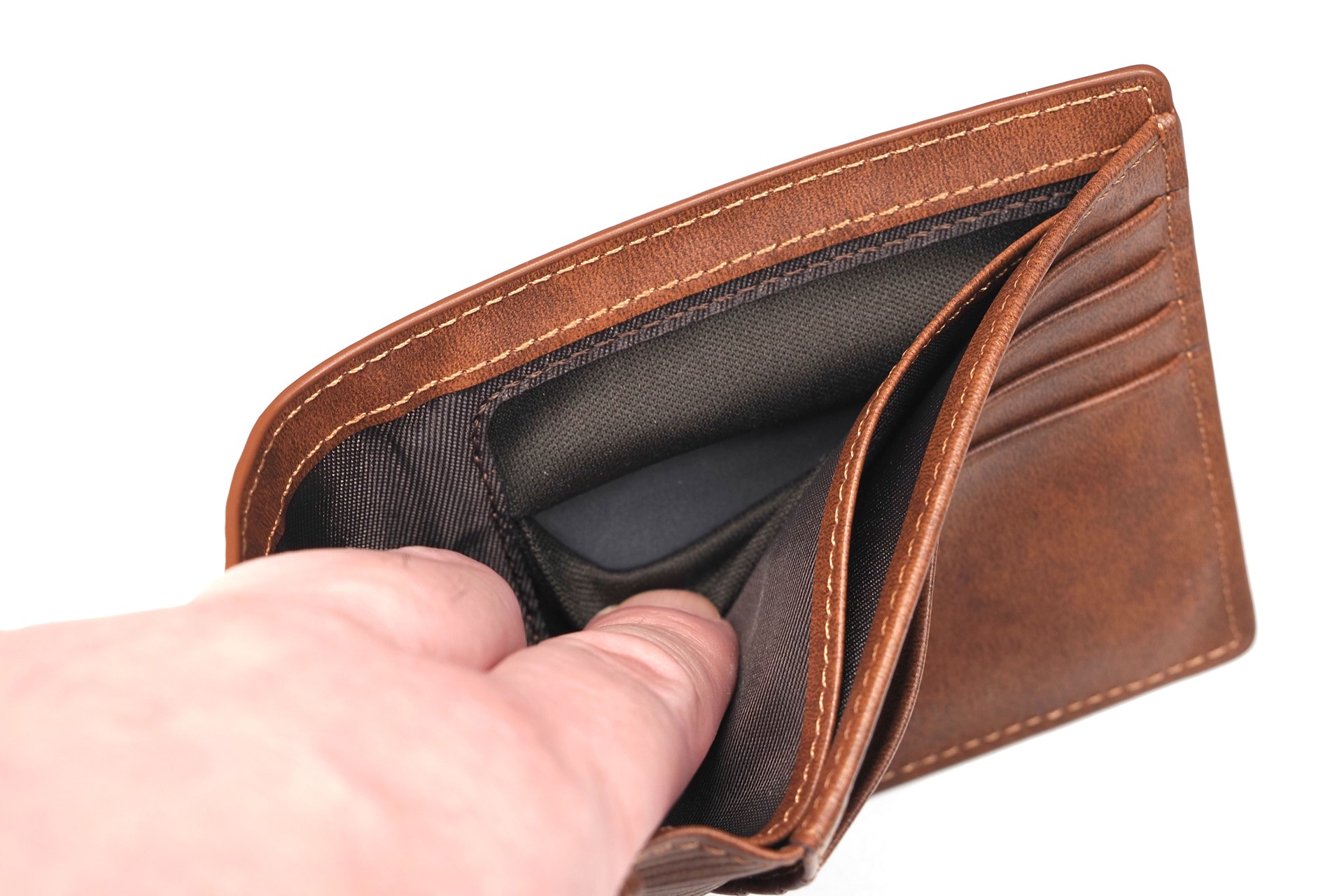 札入れ奥右側にはコインポケットがある。伸縮性に富んだ素材でつくられており、また札入れ部分が広めなので、コインの出し入れも容易だ。