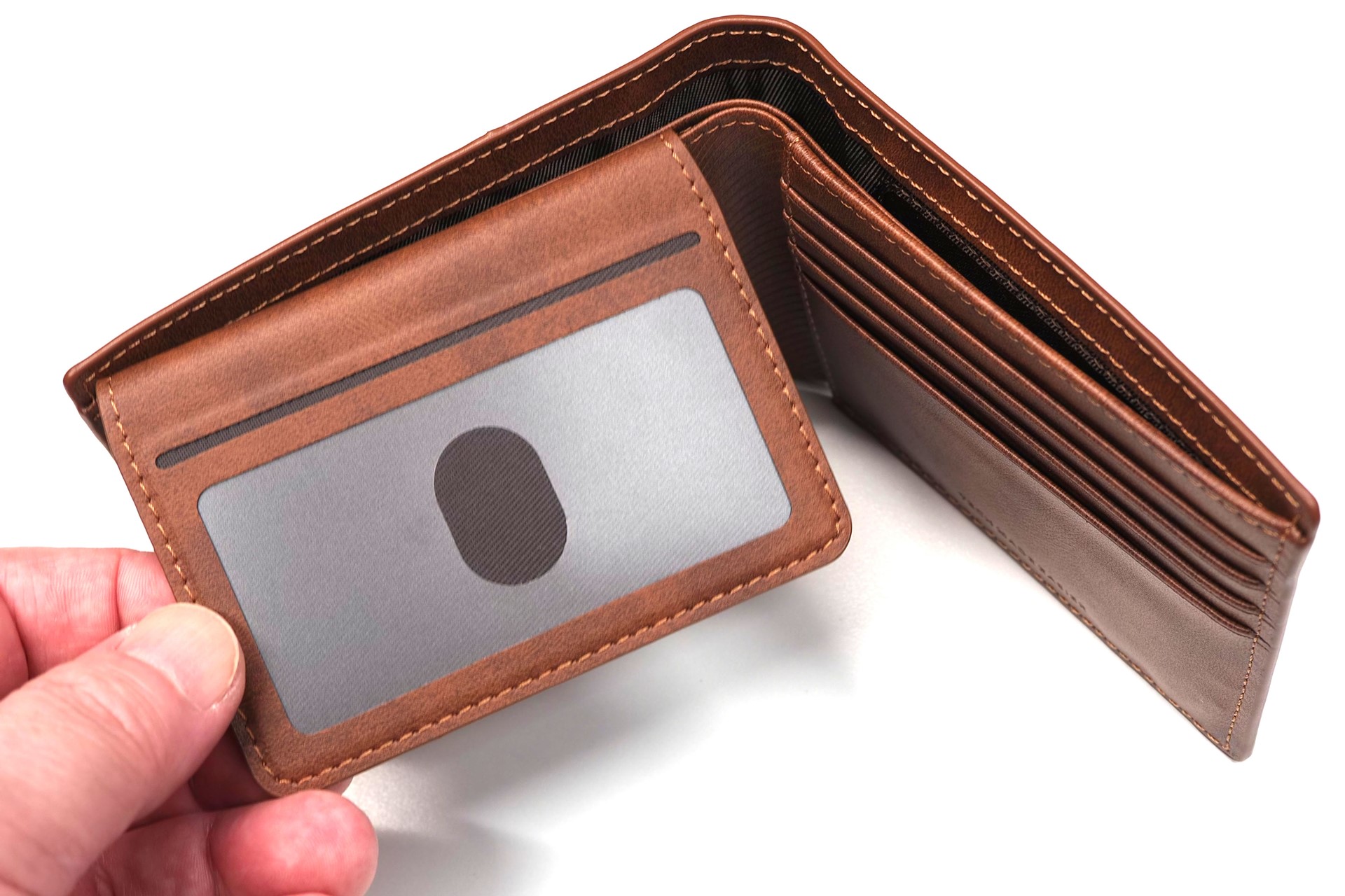 左側にはIDカードポケットがある。表裏で合計2枚のIDカードを入れられる。透明に近い半透明で、フラップ式なので、IDカードを提示しやすい。