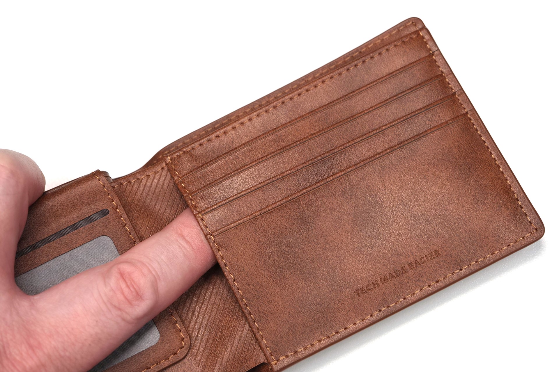 カードポケットは4つあり、その下側もポケット構造になっている。カードポケットに4枚のカードを入れ、下側ポケット（やや大きい）にあまり使わないが携行したいカードを3枚入れるというイメージだ。