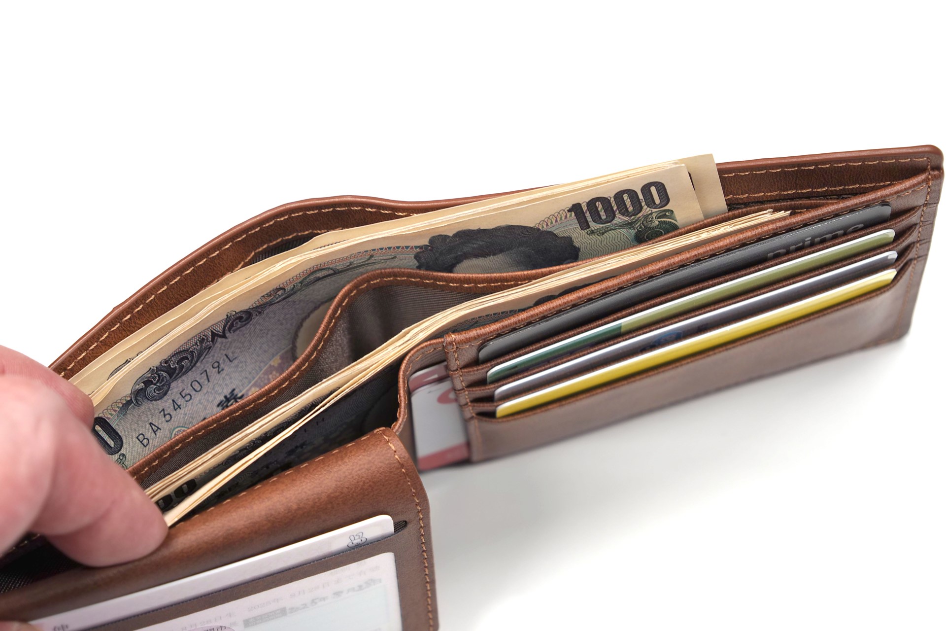 仕切がある札入れも使いやすい。札を折らずに出し入れできる二つ折り財布は便利かも！