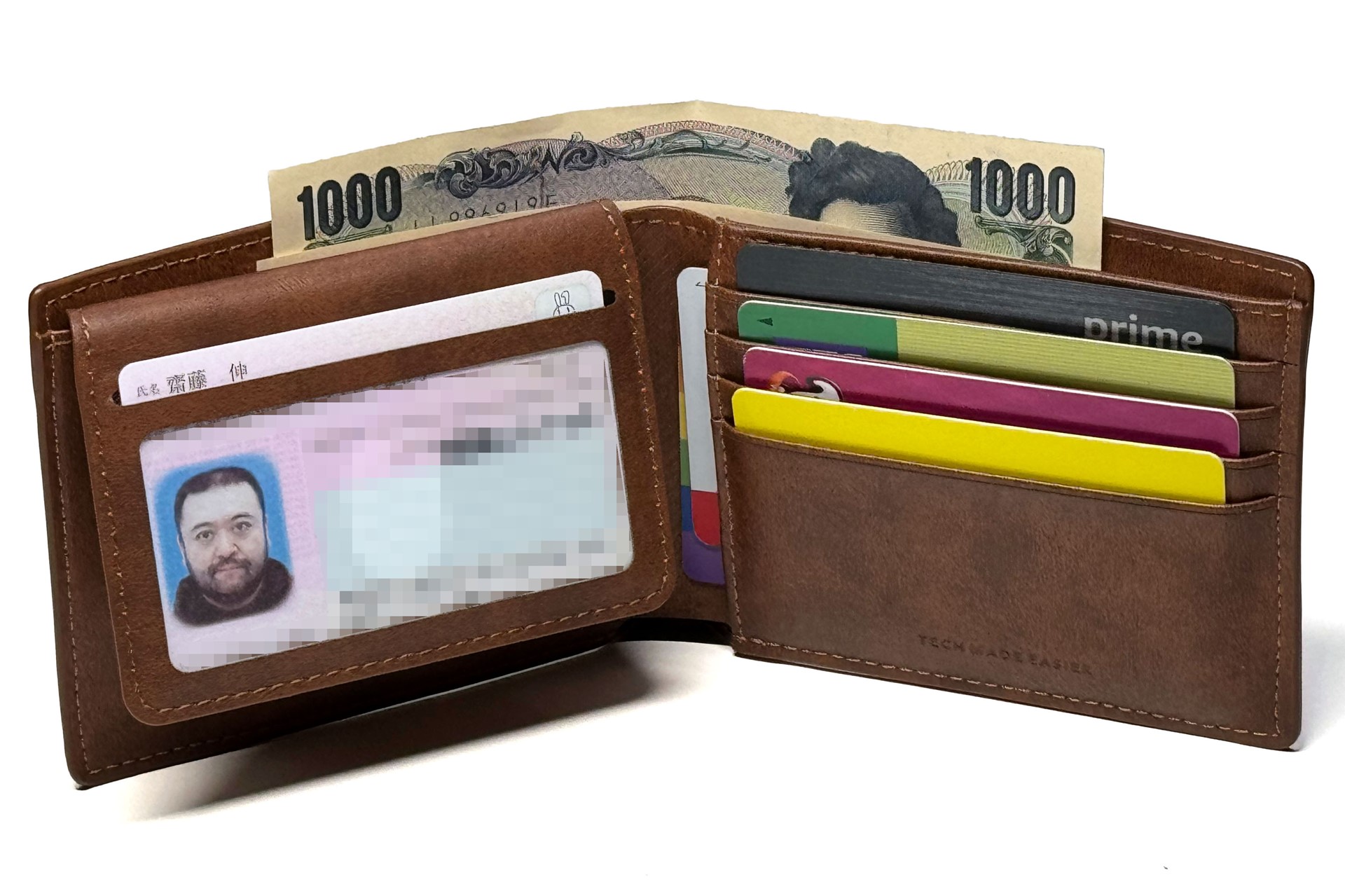 札入れ部分は、札に対する高さがちょうどで、左右にかなり余裕があるので、札の出し入れがスムーズだ。