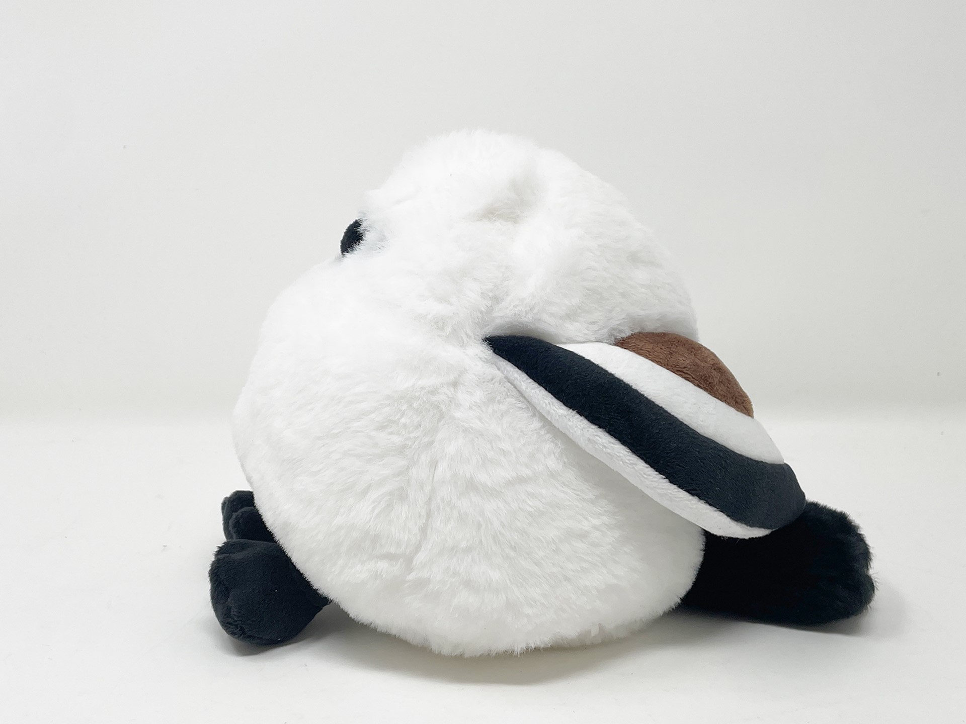 横から観たところ。確かにどっしりしていてスマートフォンやタブレットを支えられそうな気がします。