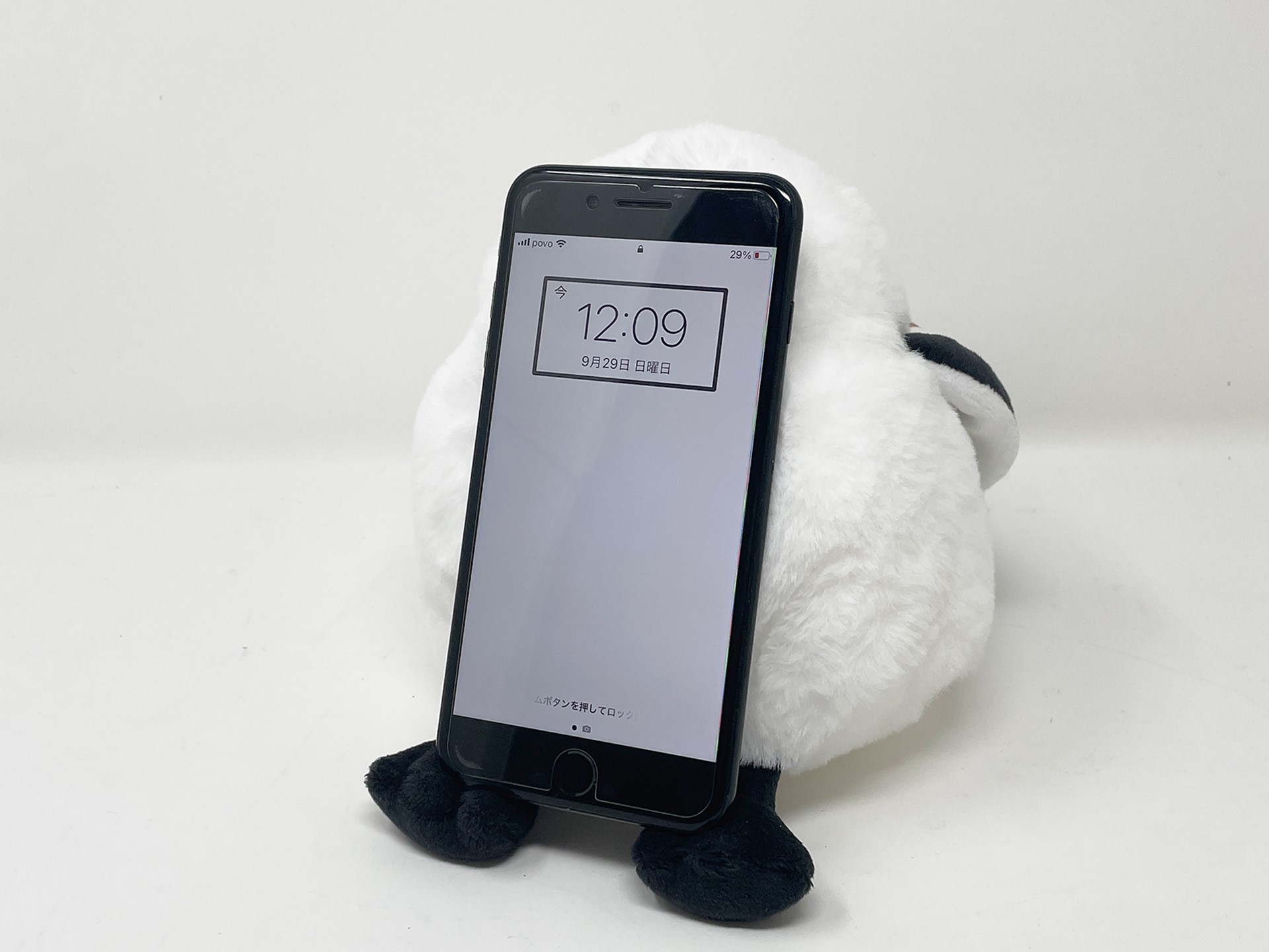 足部分に引っ掛ける形でiPhone 7 Plusを置いてみました。「顔が見えない！」と子どもたちからは大変不評です。