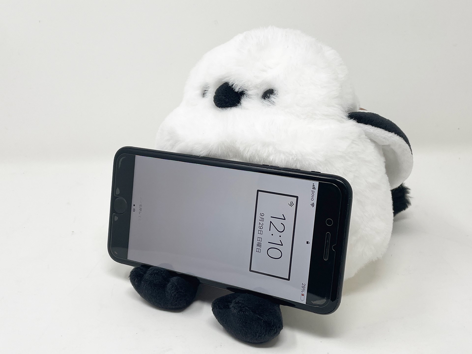 こうして横置きするのが、顔も見えるしスマホで動画などを見るのに良さそうです。