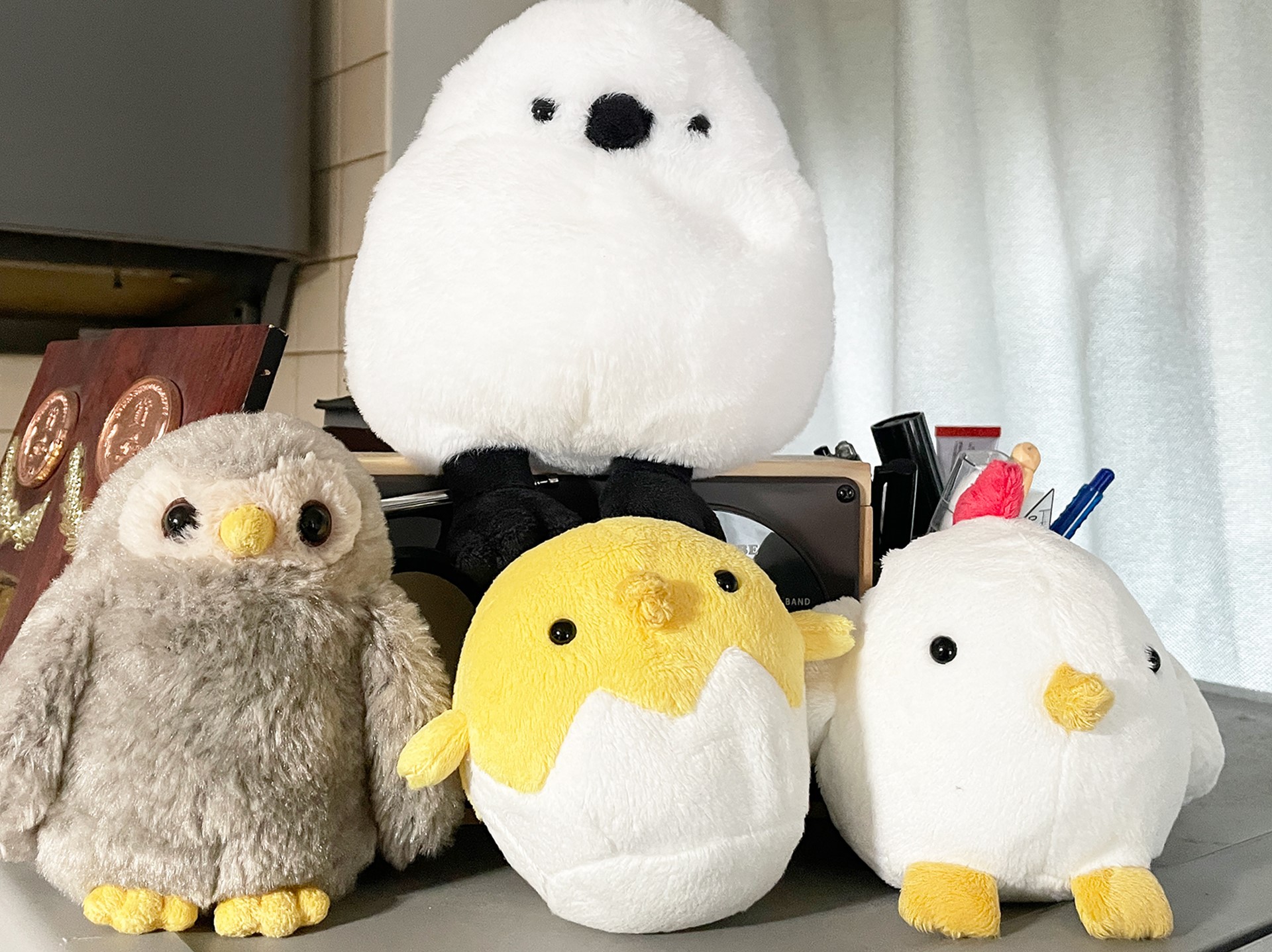 長男からの寵愛により我が家のぬいぐるみヒエラルキーの頂点に立つシマエナガ（他のぬいぐるみは普通のものです）。