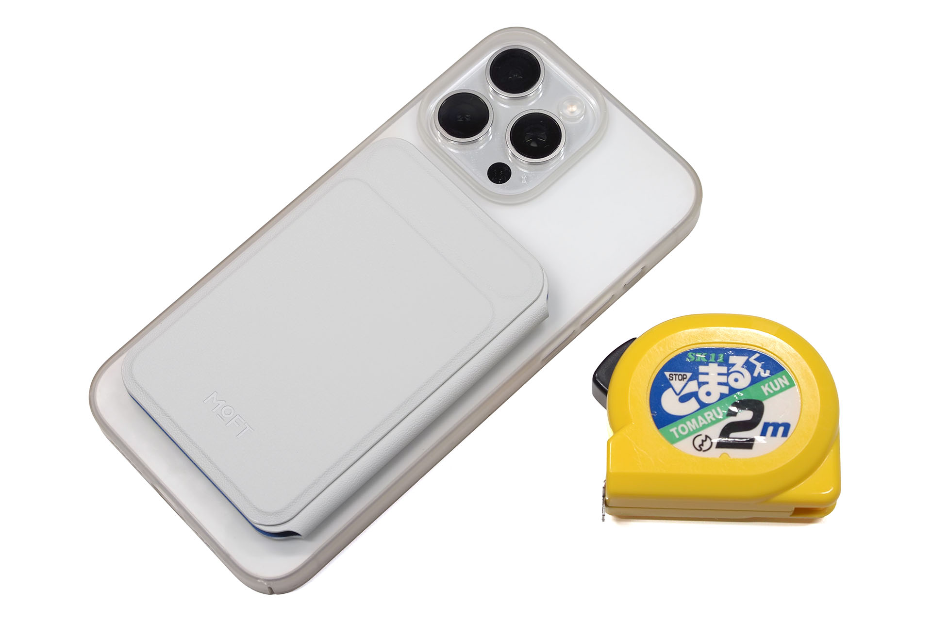 iPhoneにMOFT「インスピレーションスタンド&ノート」を吸着してiPhone/ノート/ペンがひとまとまりに。携行品はひとまとめセットとメジャーだけになるので、荷物が少なくなった感じでスッキリ！