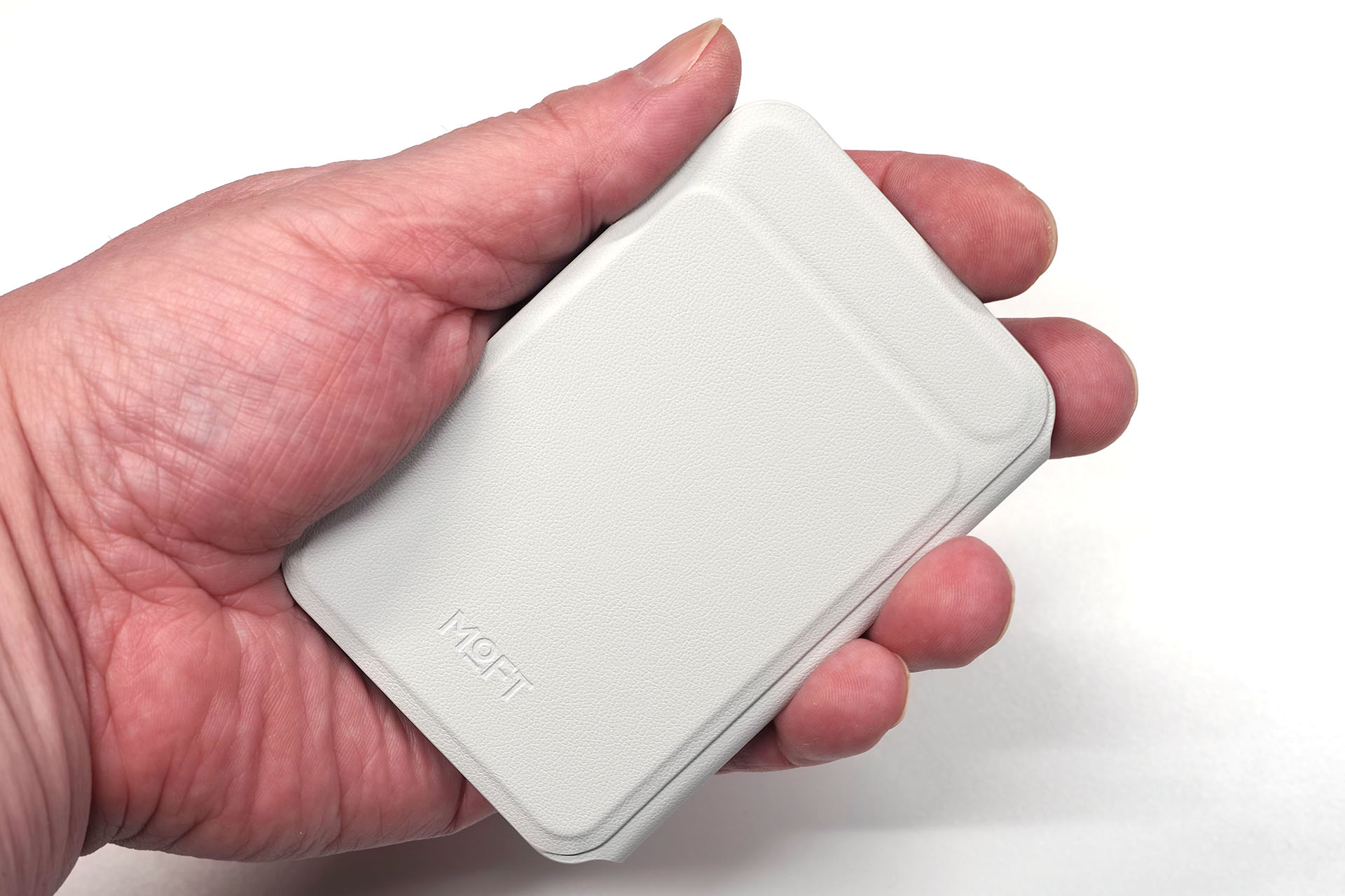 本体のサイズは96x68mmで、重さは62g。カードケースといったサイズ感で、MagSafe対応端末にマグネット吸着する。MagSafe非対応端末でも、付属のスチールリングを貼ることで吸着させられる。