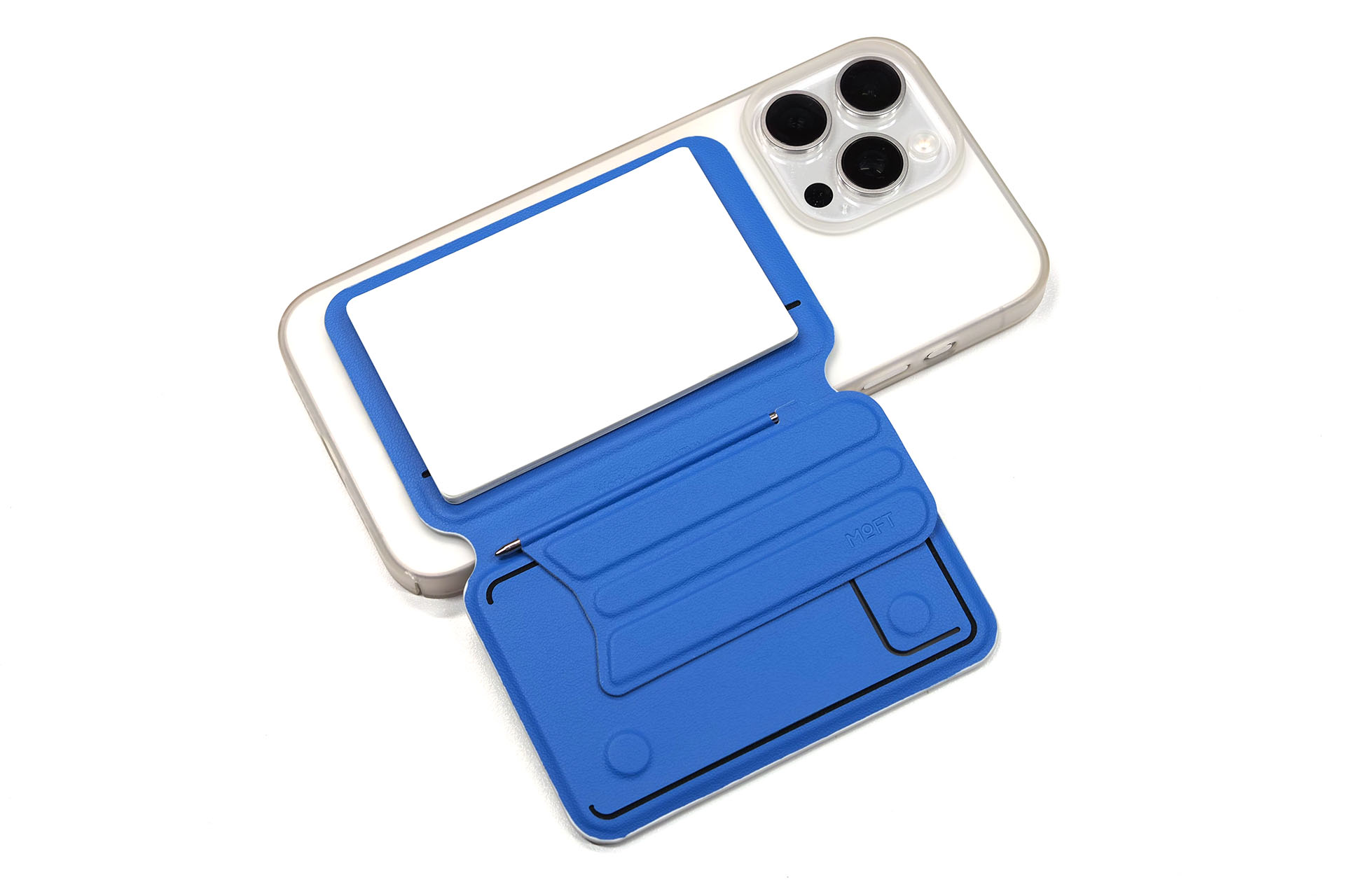 iPhone 15 Pro Maxの背面に吸着させてノート状に開いた様子。ペンもマグネット吸着する。ノートを閉じるとマグネットの力により不意に開きにくい状態になる。