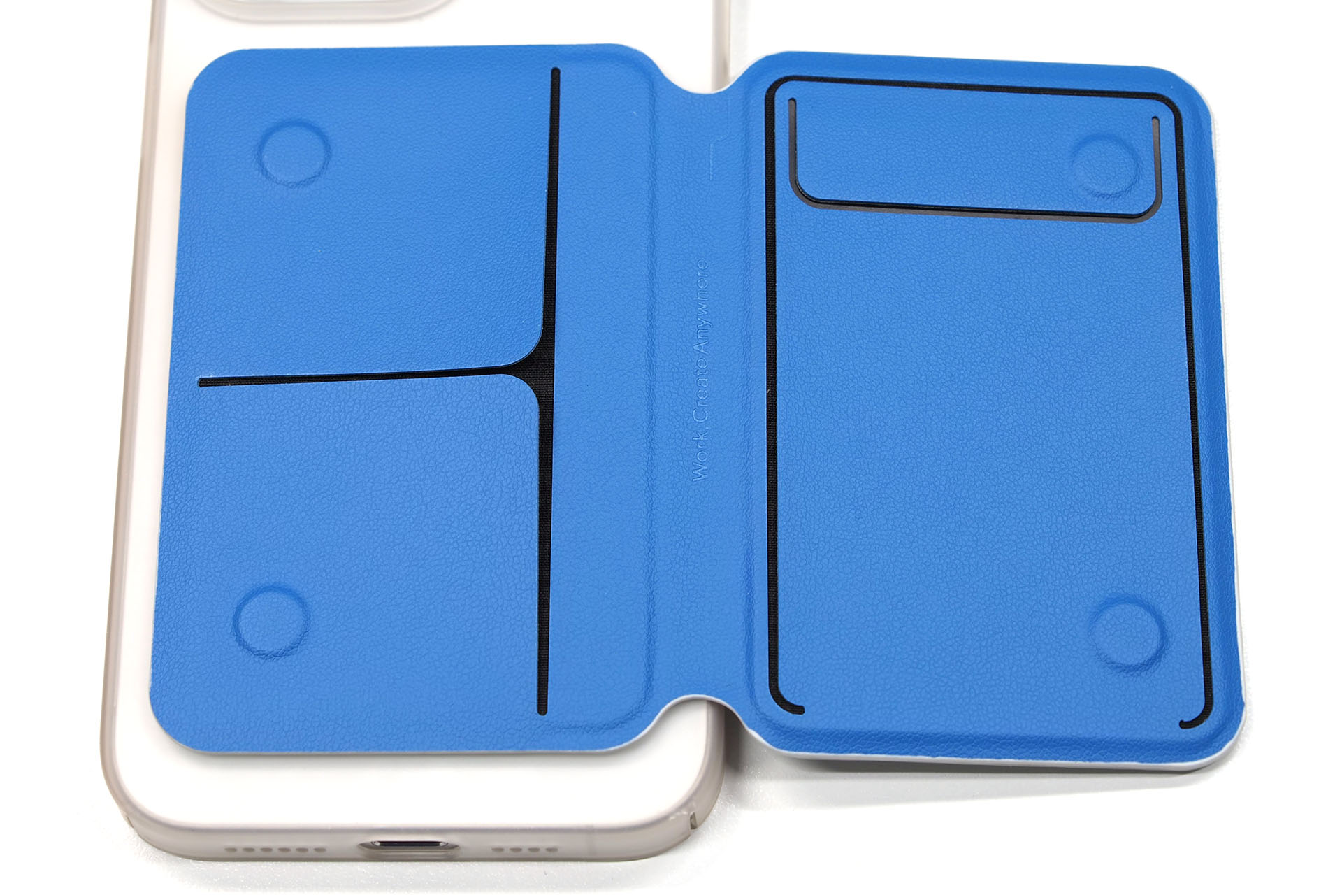 本体にはいくつかスリットがあり、好みの位置にノートを差し込むカタチで固定できる。MagSafe対応端末に吸着させたままでも使えるし、もちろん単体でも使える。