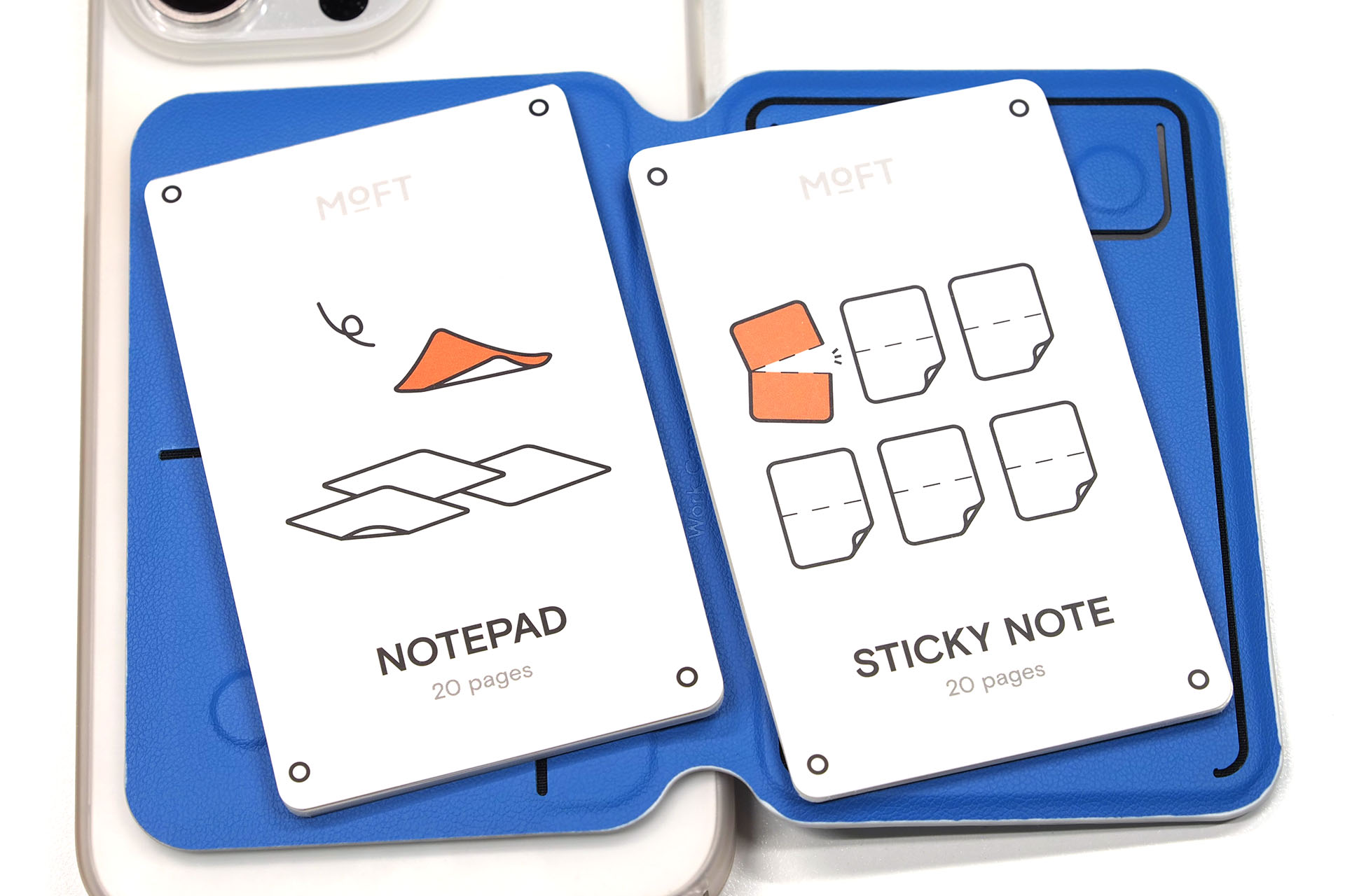 純正のノートは、NOTEPADとSTICKY NOTEが用意されている。NOTEPADは薄型のメモ帳で、ページは容易に切り離せる。切り離したページを本体のスリットに入れて保管することもできる。STICKY NOTEは背面ほぼ全面に粘着剤がある付箋で、半分にカットすることができる。俺的用途および印象だと、STICKY NOTEは粘着剤の面積が広すぎて使いにくいかな、と。NOTEPADは小型メモ帳として普通に便利。