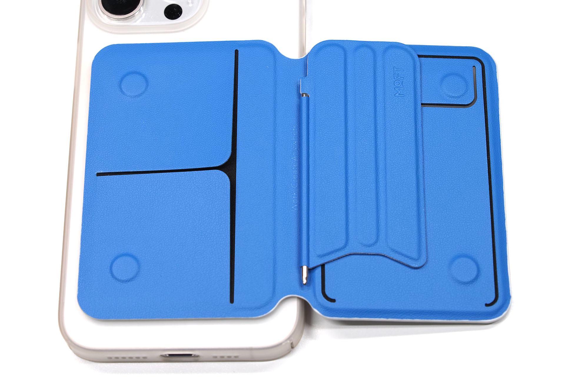 ボールペンは本体の内側や外側の、だいたいどの位置にでもマグネット吸着する。吸着力はけっこう強く、面状のスチールにならだいたい吸着する。