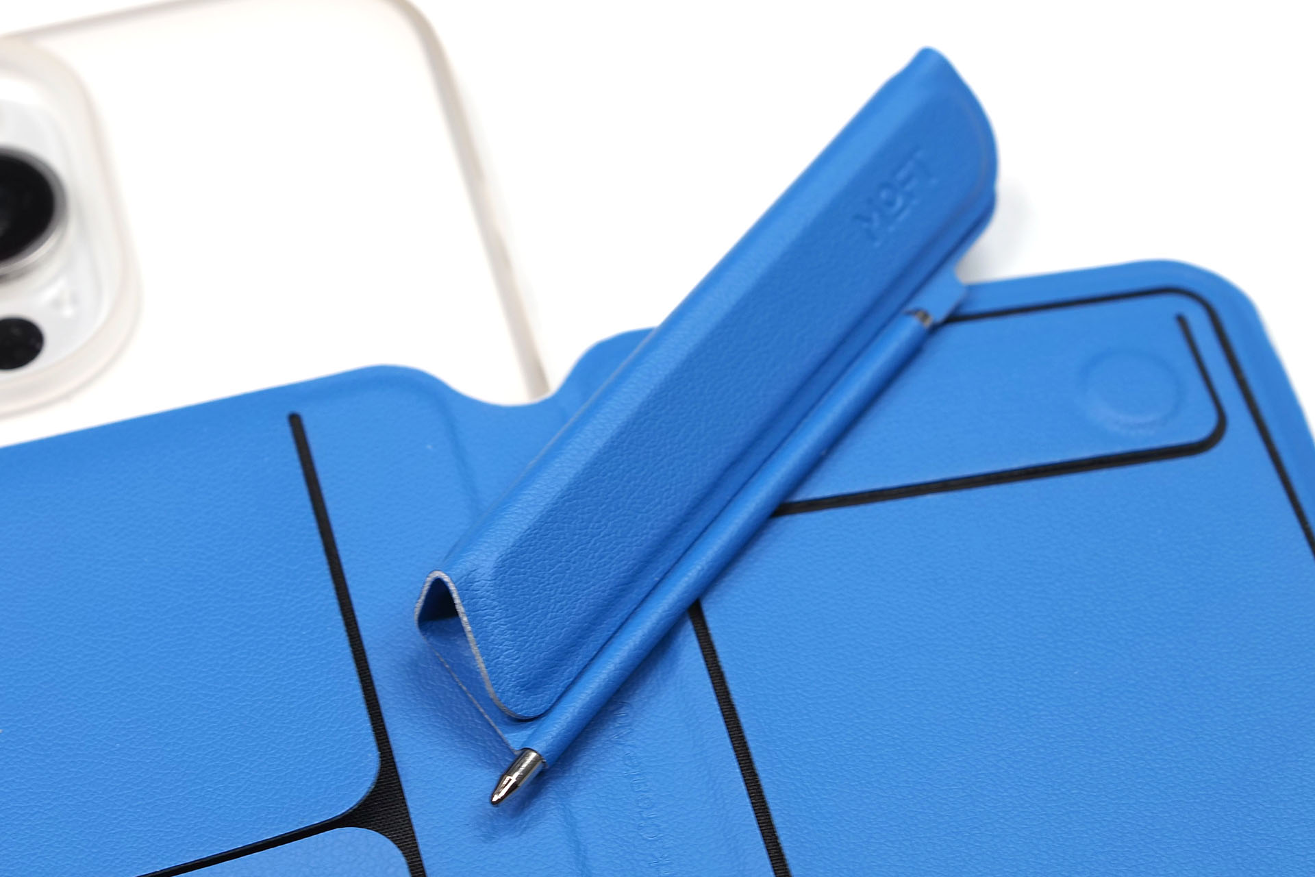 ボールペンはこんな形状に立体化して使える。そこそこ握りやすいものの、書きやすさはあまり感じられない。また、使うときにいちいち立体化させるのがちょっと面倒。ギミックとしては非常におもしろいしトキメくものがあるが、筆記具としての完成度はいまひとつという印象だ。ペン部分は抜くことができ、そのサイズから市販のリフィルと交換できそうだ。