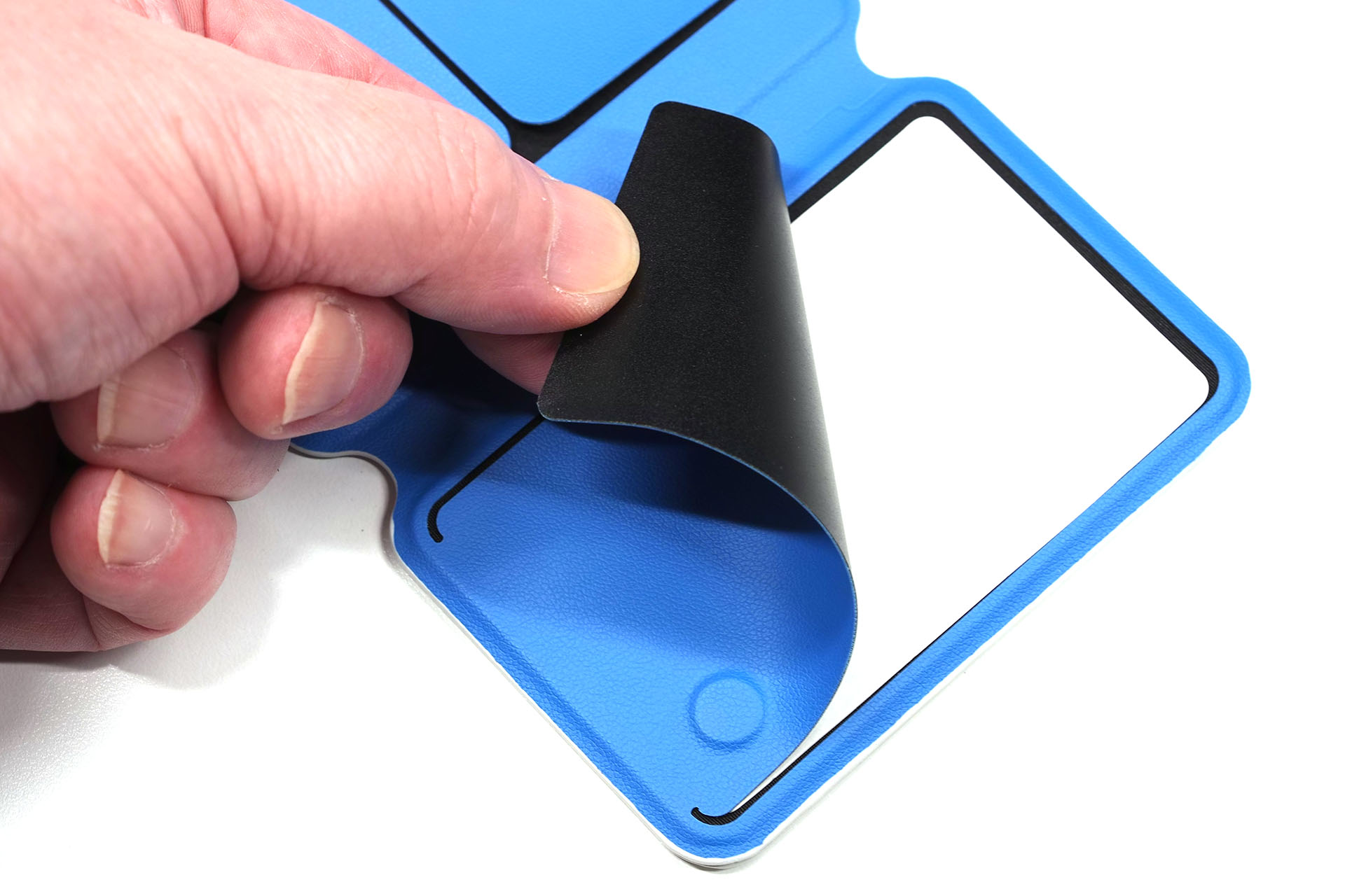 右側のフラップ内側は、収納ファイルとしてNOTEPADから切り離したページを保管できる。