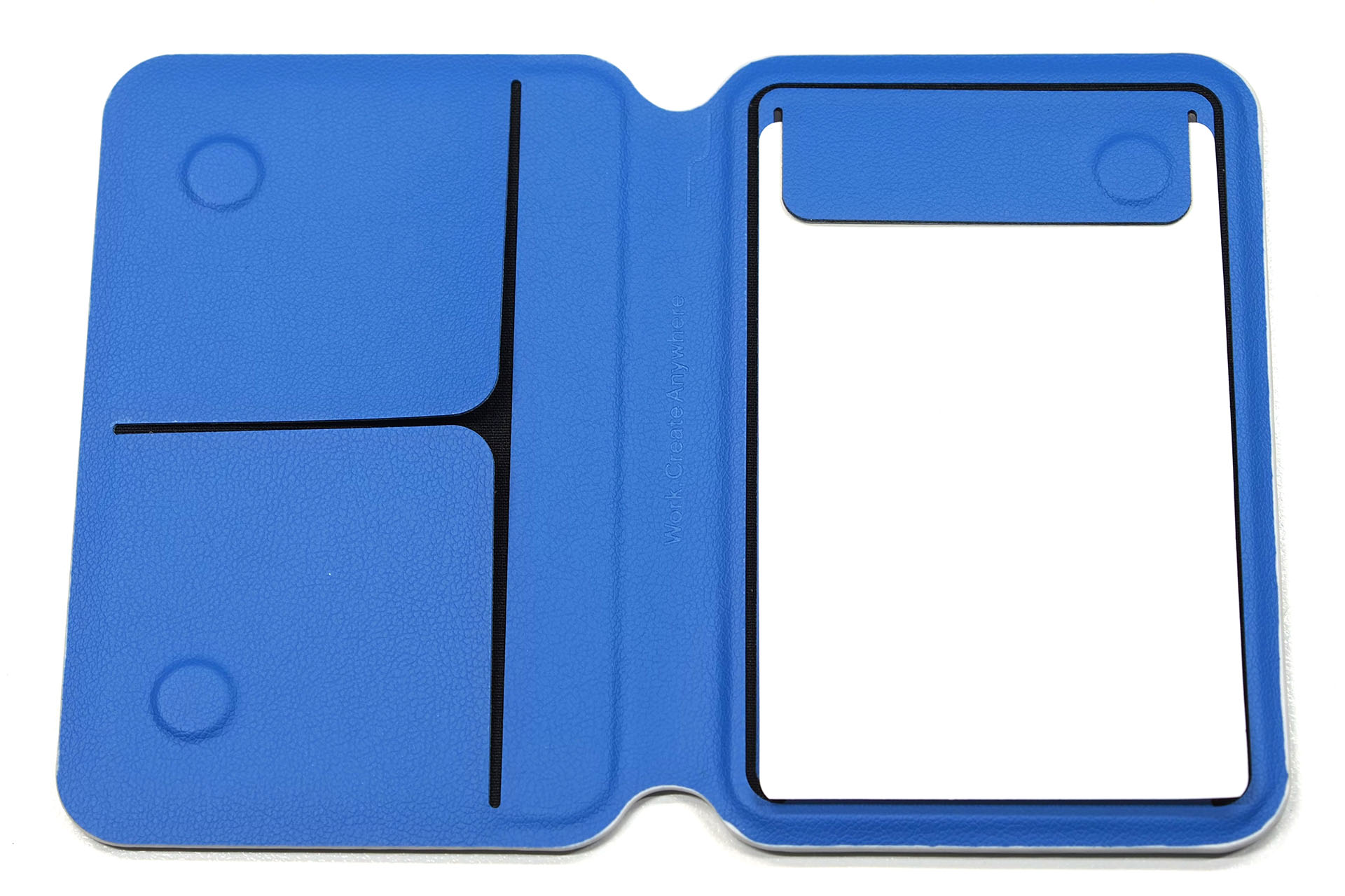 フラップ前側上部にはNOTEPADから切り離したページを留められる。メモ書きを保管したり留めておく機能性としてかなり便利で実用的だと感じた。また、フラップ内側にはSuicaがピッタリ収まったりもする。この部分に紙幣を忍ばせたりしてもいいかもしれない。