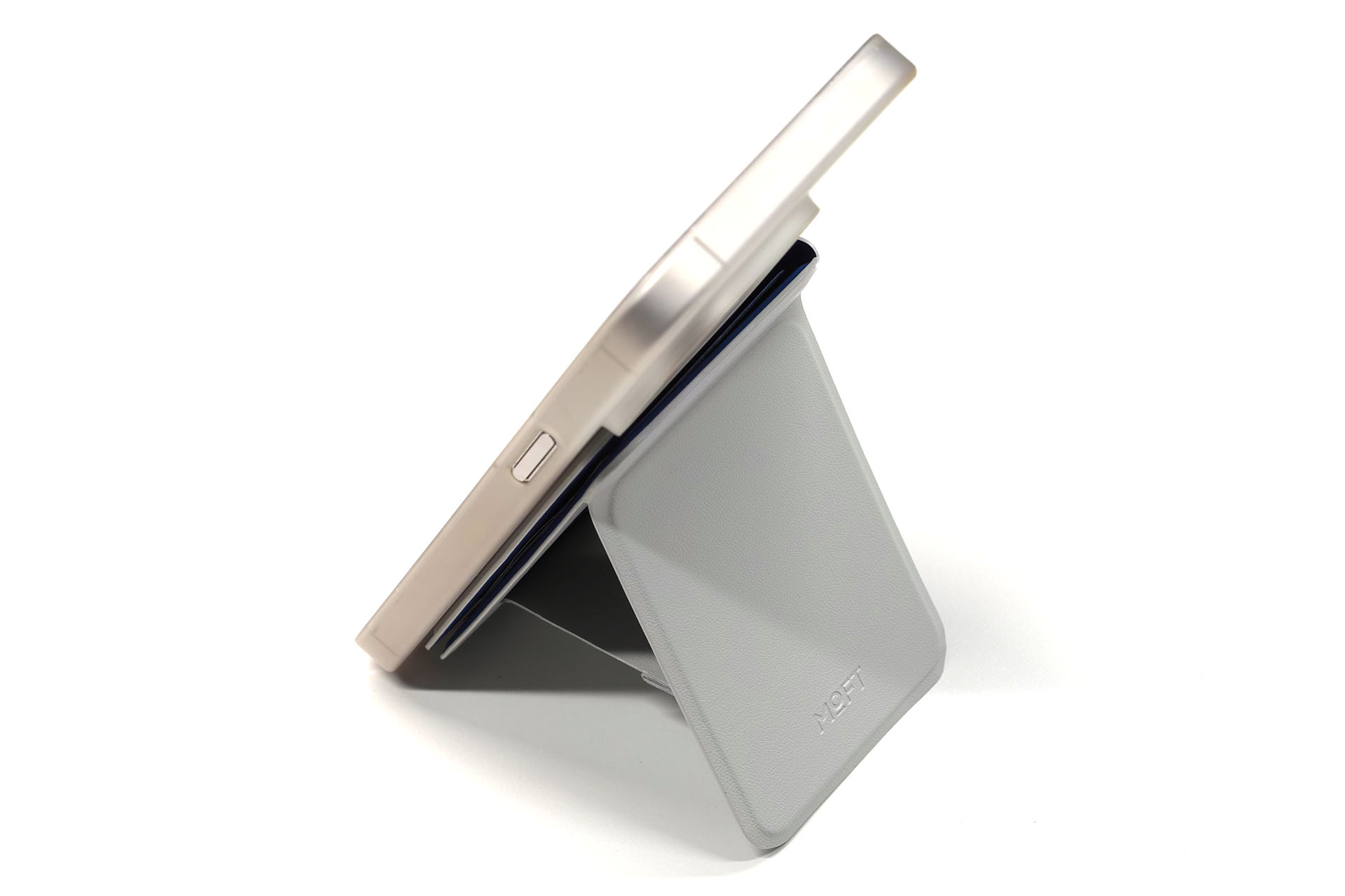 スマートフォンスタンドとして使える。角度は60°で固定。