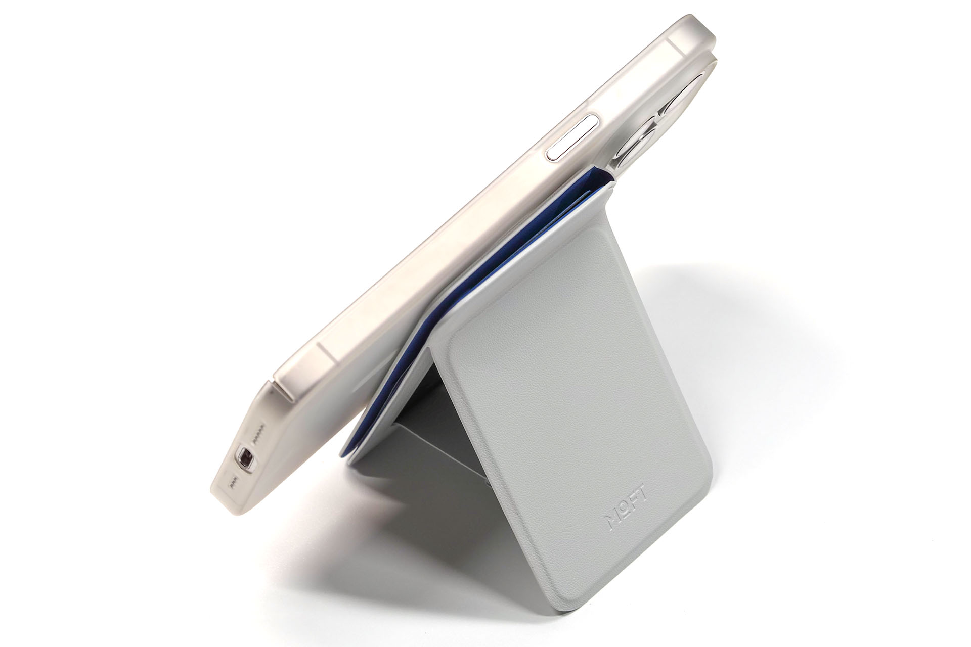 スマートフォンを横向きにすることもできる。普通に実用的なスタンドだ。