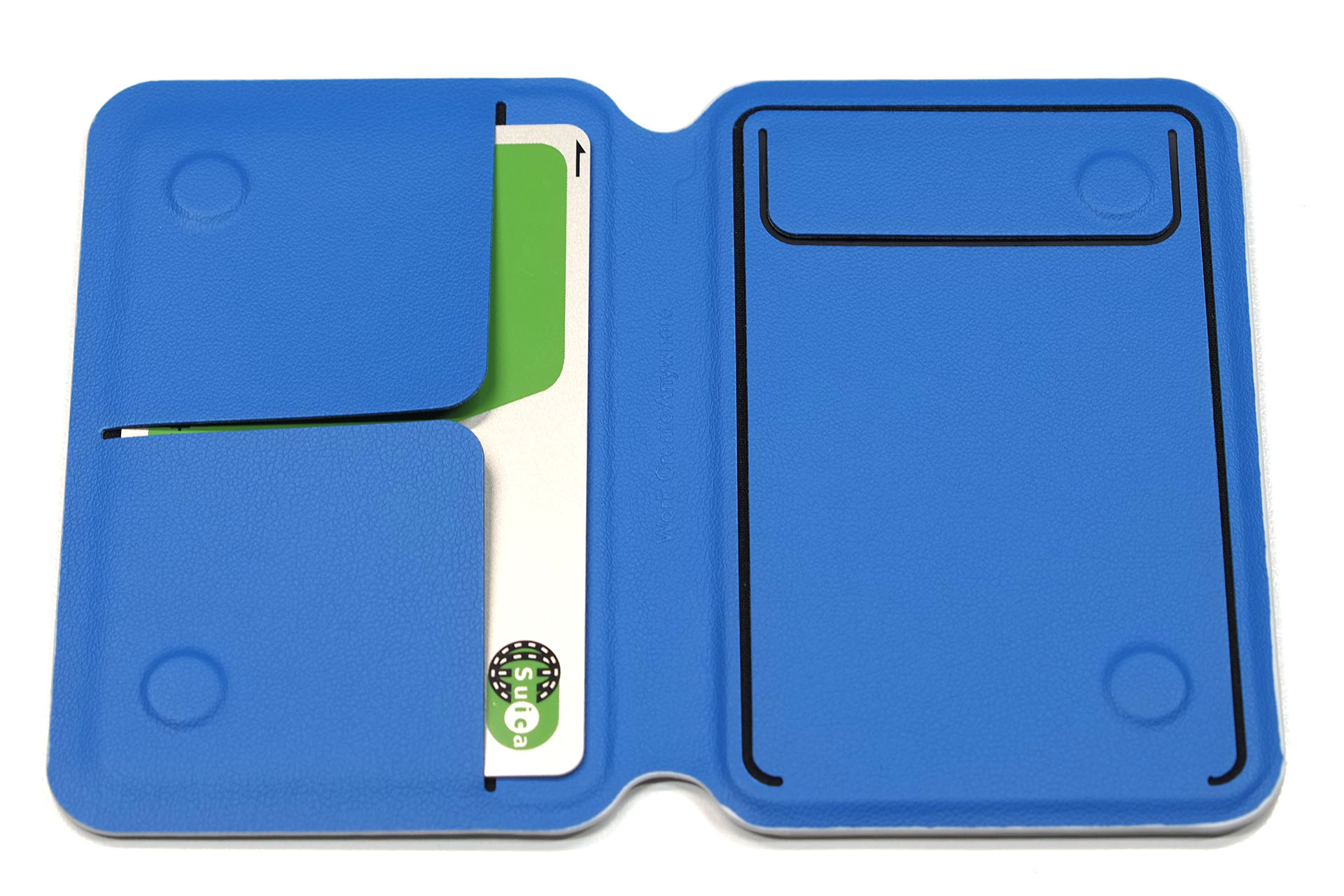 本体を開いて左側にあるスリットは、カード入れとしても使える。ちなみに、本体全体にマグネットが埋め込まれているようなつくりなので、磁気カードを入れるのは禁物。