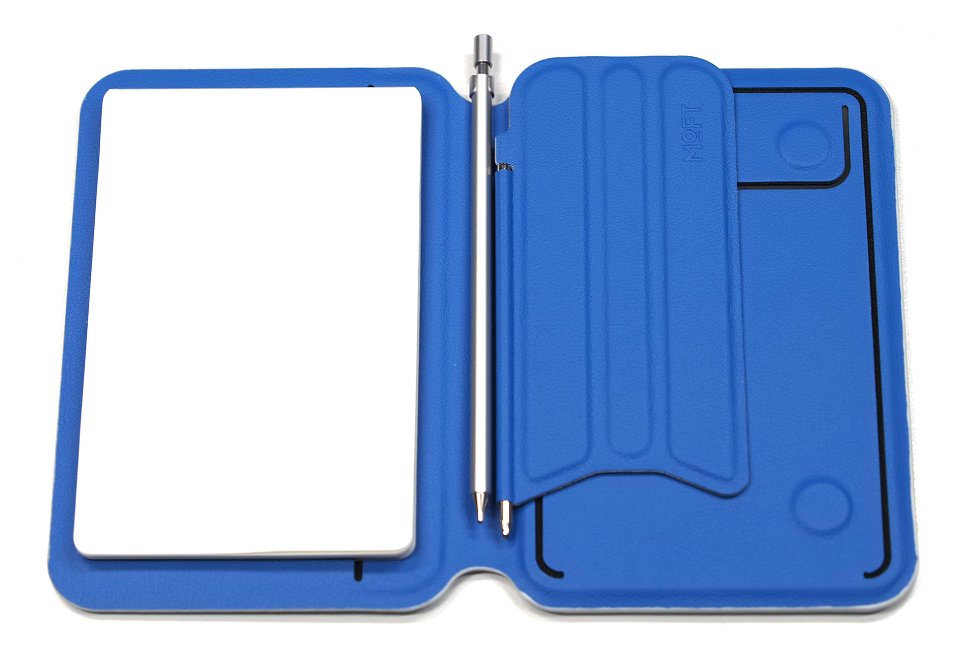 付属のボールペンは見せアイテムとして吸着させて携行しているが、実際に書くのは中央の極細シャープペンシル。